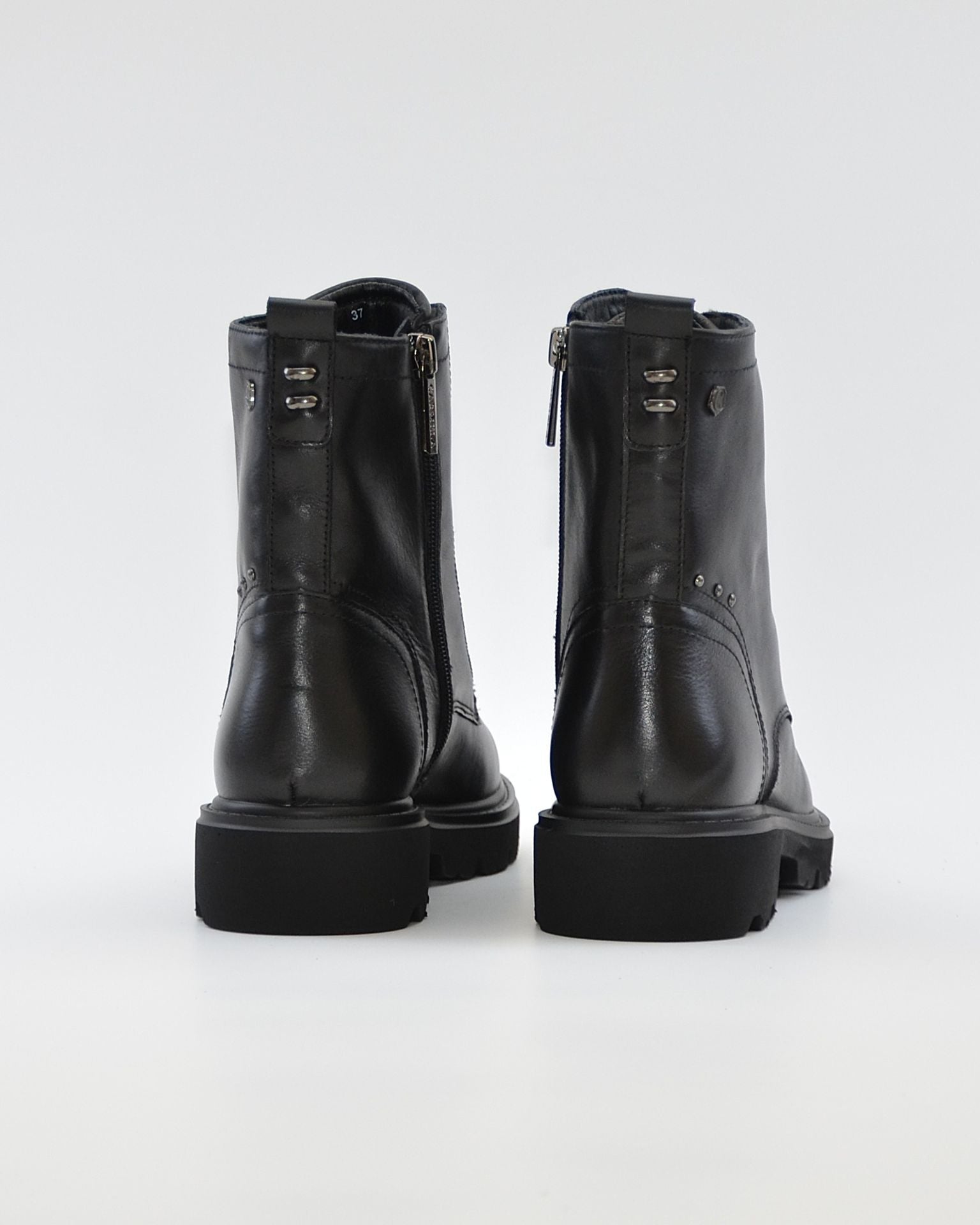 BOTA TIPO MILITAR PIEL COLOR NEGRO CARMELA 164337