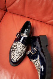 ZAPATO MUJER HEBILLA CHAROL AZUL ANIMAL PRINT LACOMBA MEDINILA