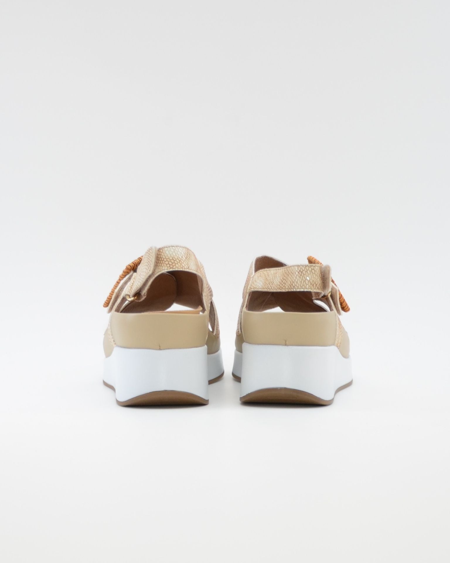 SANDALIA CRUZADA CUÑA PLANTILLA EXTRAIBLE MUJER DOS VELCROS AD.HEBILLA ANCHO ESPECIAL COLOR GRIS PIE SANTO 260383