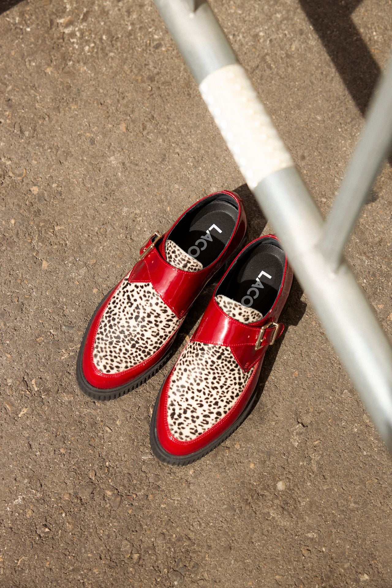 ZAPATO MUJER HEBILLA CHAROL ROJO ANIMAL PRINT LACOMBA ANEMONE