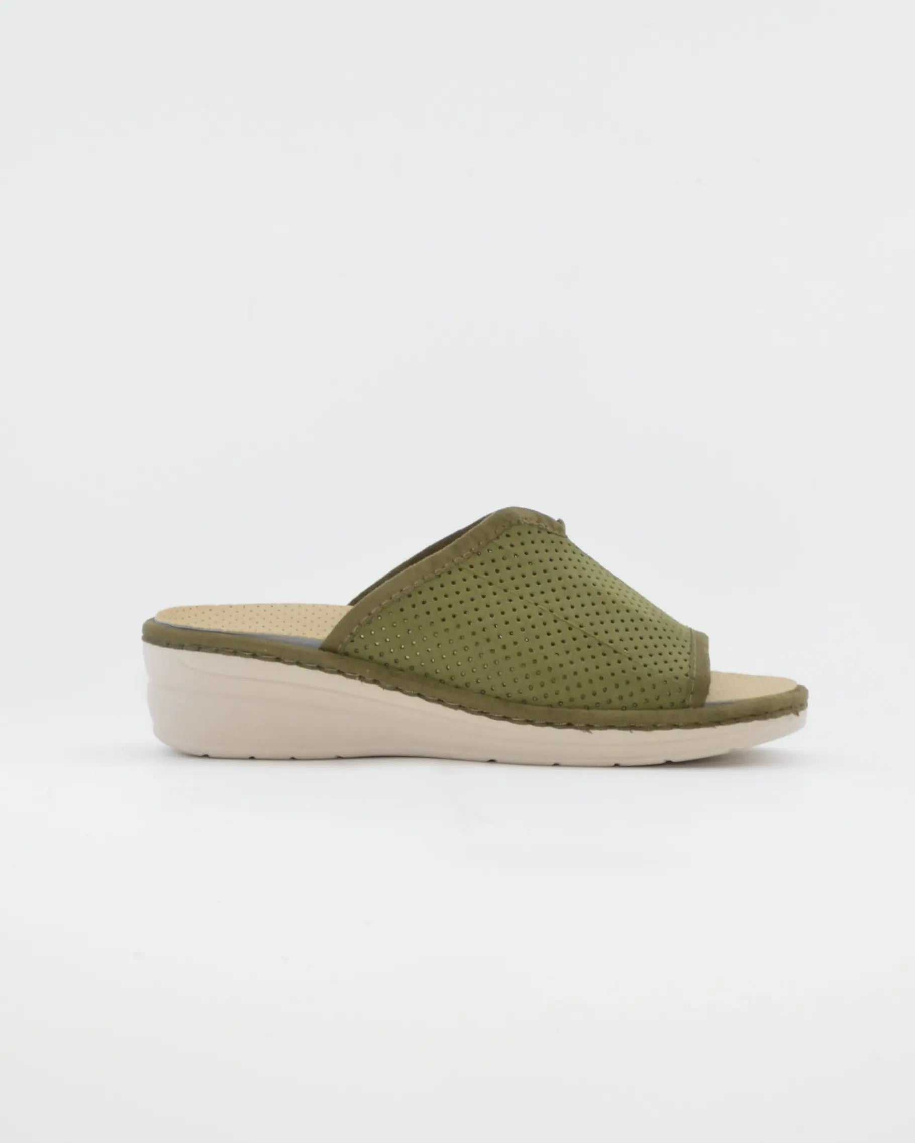 ZAPATILLAS DE CASA MUJER ABIERTA CON CUÑA COLOR KAKY ANCHO ESPECIAL CON ABERTURA EN EL EMPEINE  PLANTILLA EXTRAIBLE
