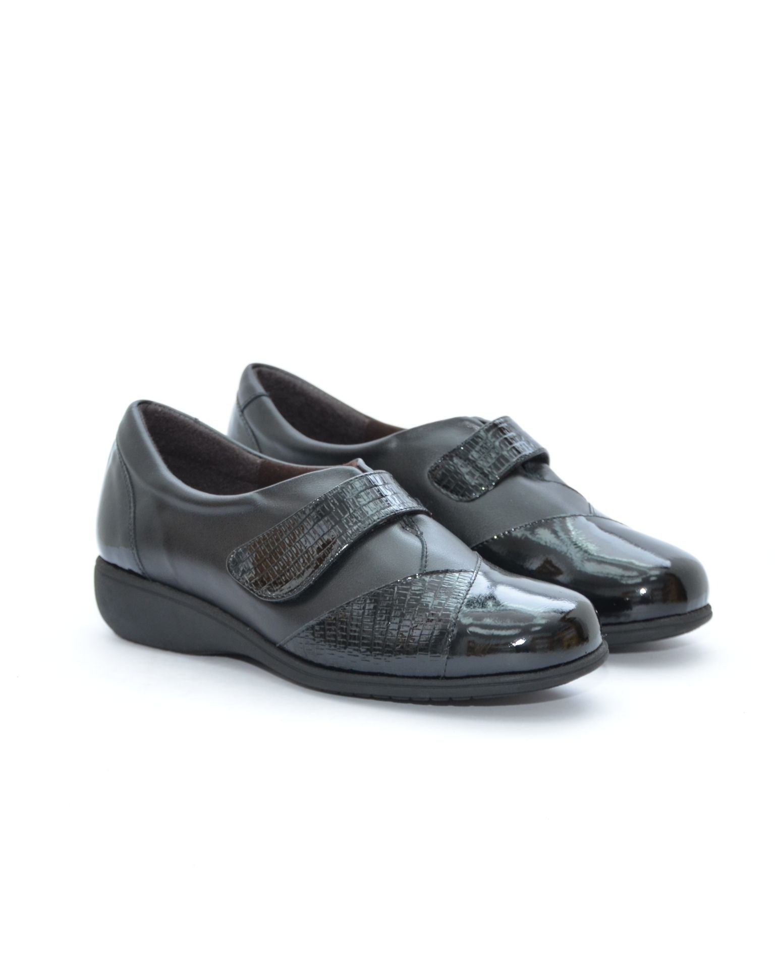 ZAPATO MUJER ANCHO ESPECIAL PLANTILLA EXTRAIBLE CHAROL NEGRO