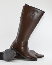 BOTA PLANA MUJER COLOR MARRÓN CON APERTURA AJUSTABLE EN EL GEMELO CARMELA 164010