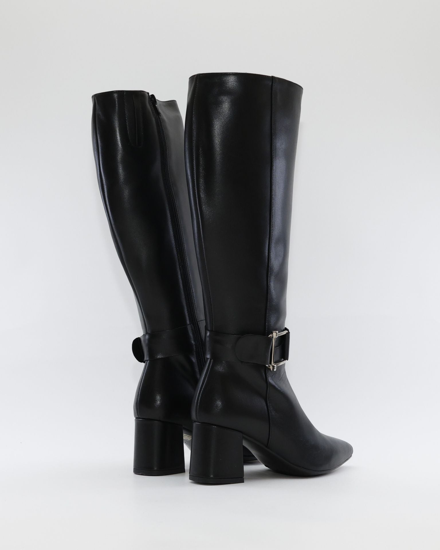 BOTA ALTA MUJER TACON ANCHO EN PIEL COLOR NEGRO ADORNO HEBILLA