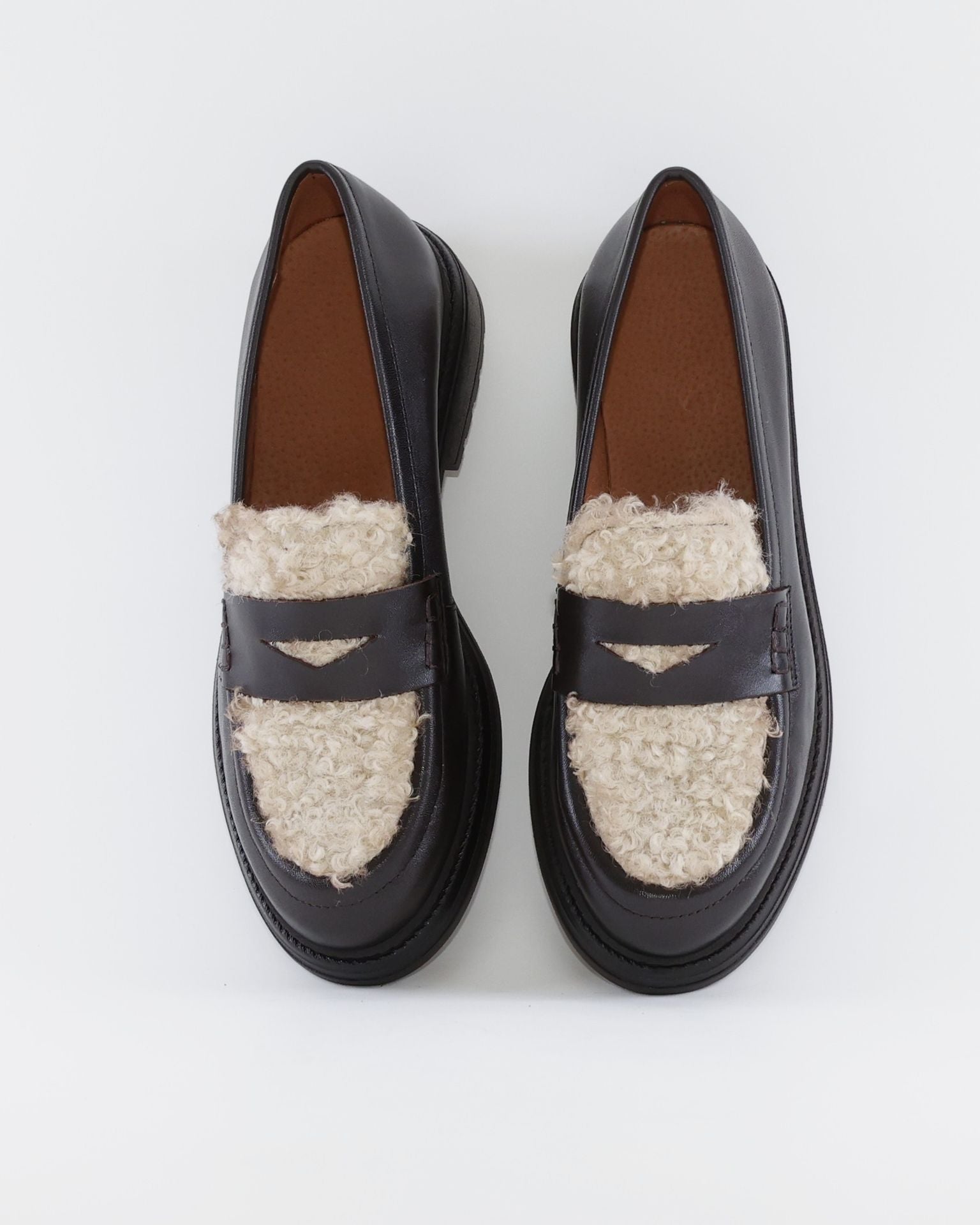 MOCASIN MUJER PIEL MARRON CON LANA LACOMBA LYCHEE