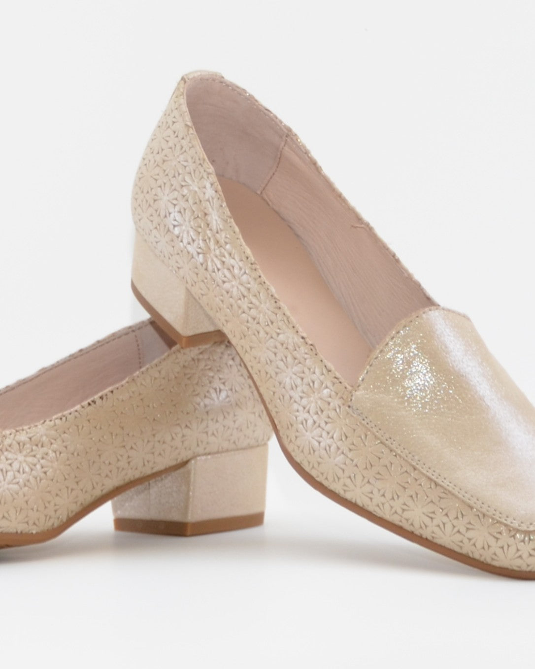 ZAPATO MOCASIN MUJER TACON BAJO COLOR BEIGE METALIZADO D CHICAS 1021 FLORES