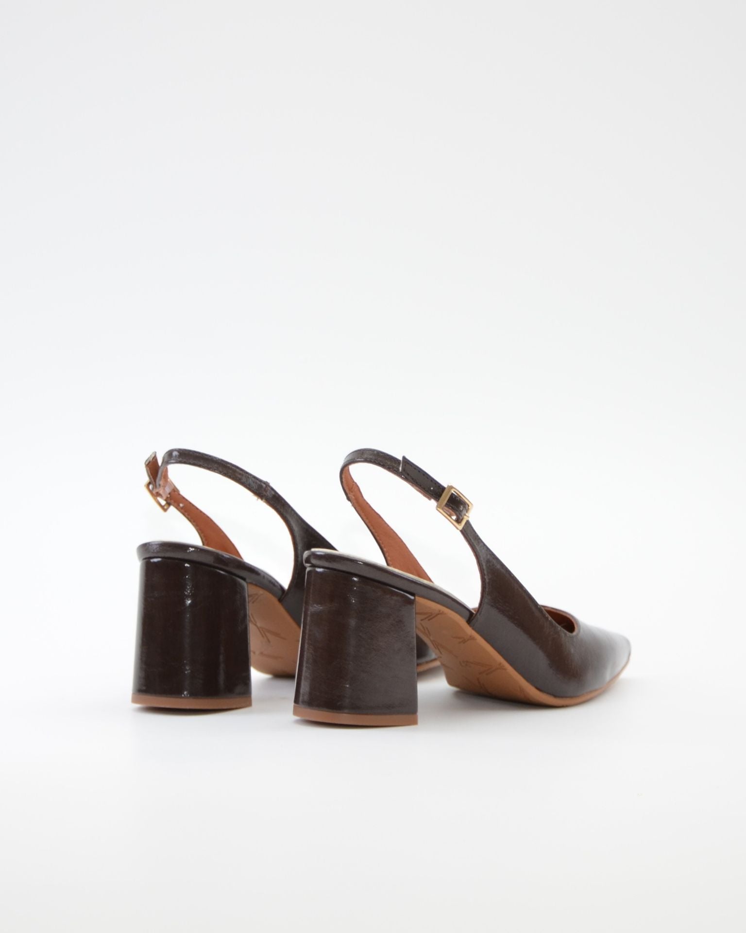 ZAPATO SALON DESTALONADO TACON CUADRADO COLOR MARRON DANIELA V. 2315CD MORO