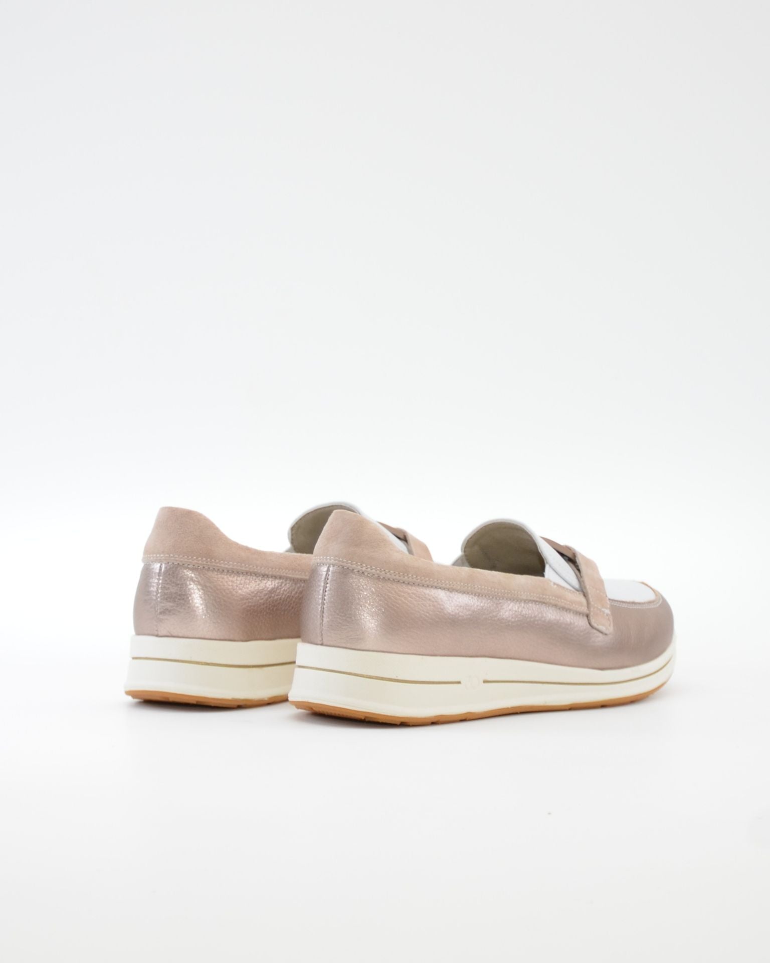 MOCASIN MUJER BLANCO Y METALIZADO CON ADORNO EN PIEL TREINTAS 4501