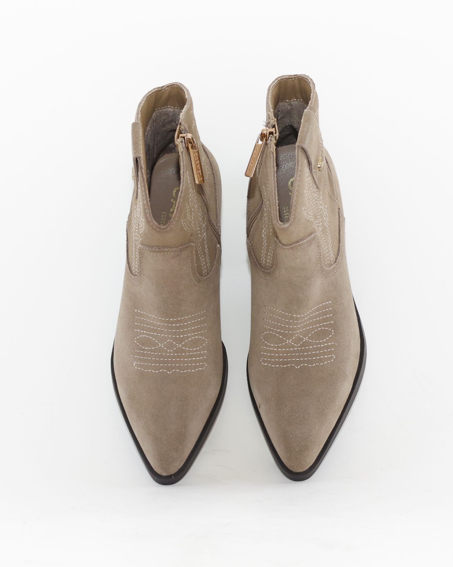 BOTIN MUJER COWBOY SERRAJE TAUPE CON BORDADO CARMELA 164390