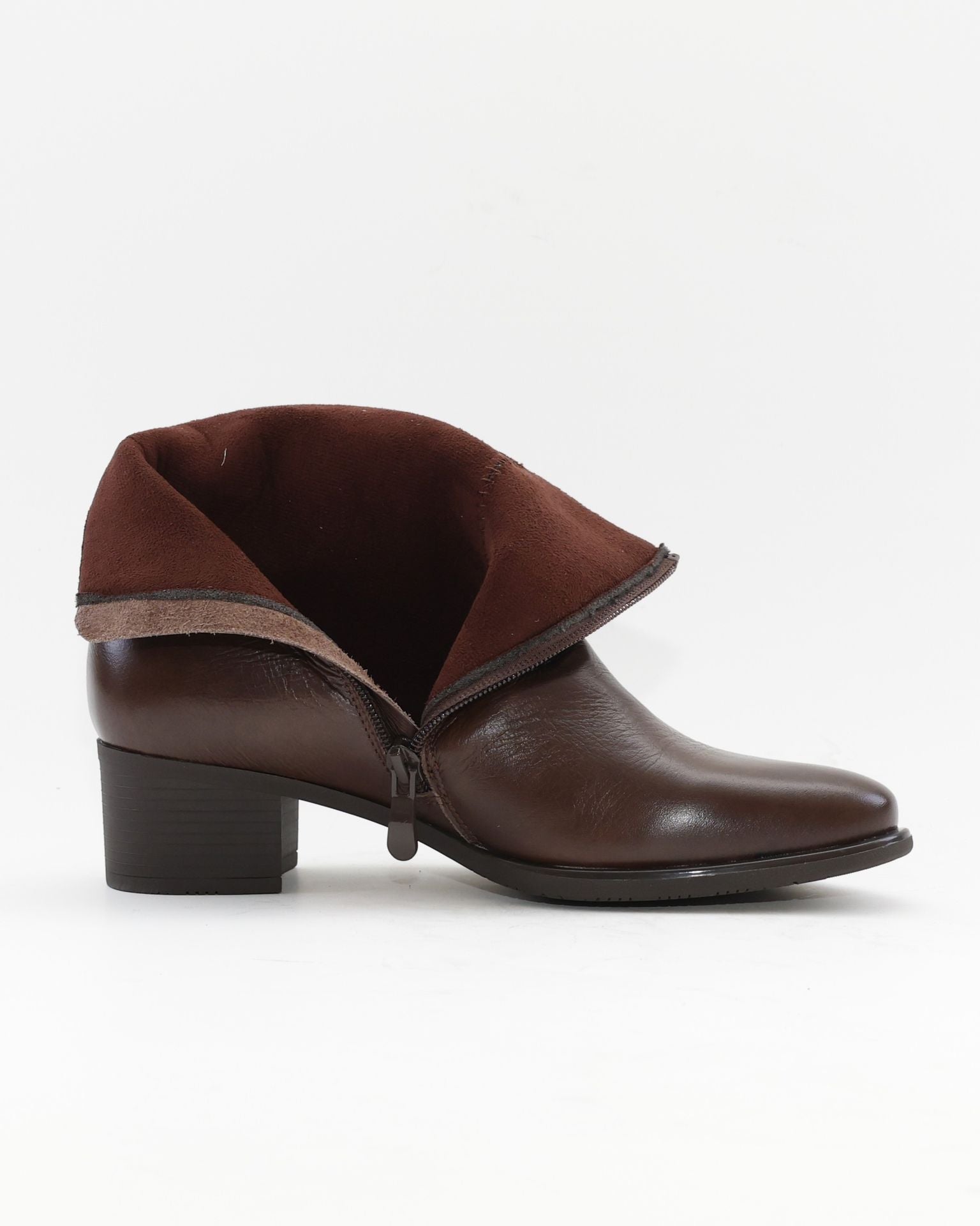 BOTIN MUJER TACON BAJO COLOR MARRON ADORNO METALICO Y CREMALLERA TREINTAS 4619