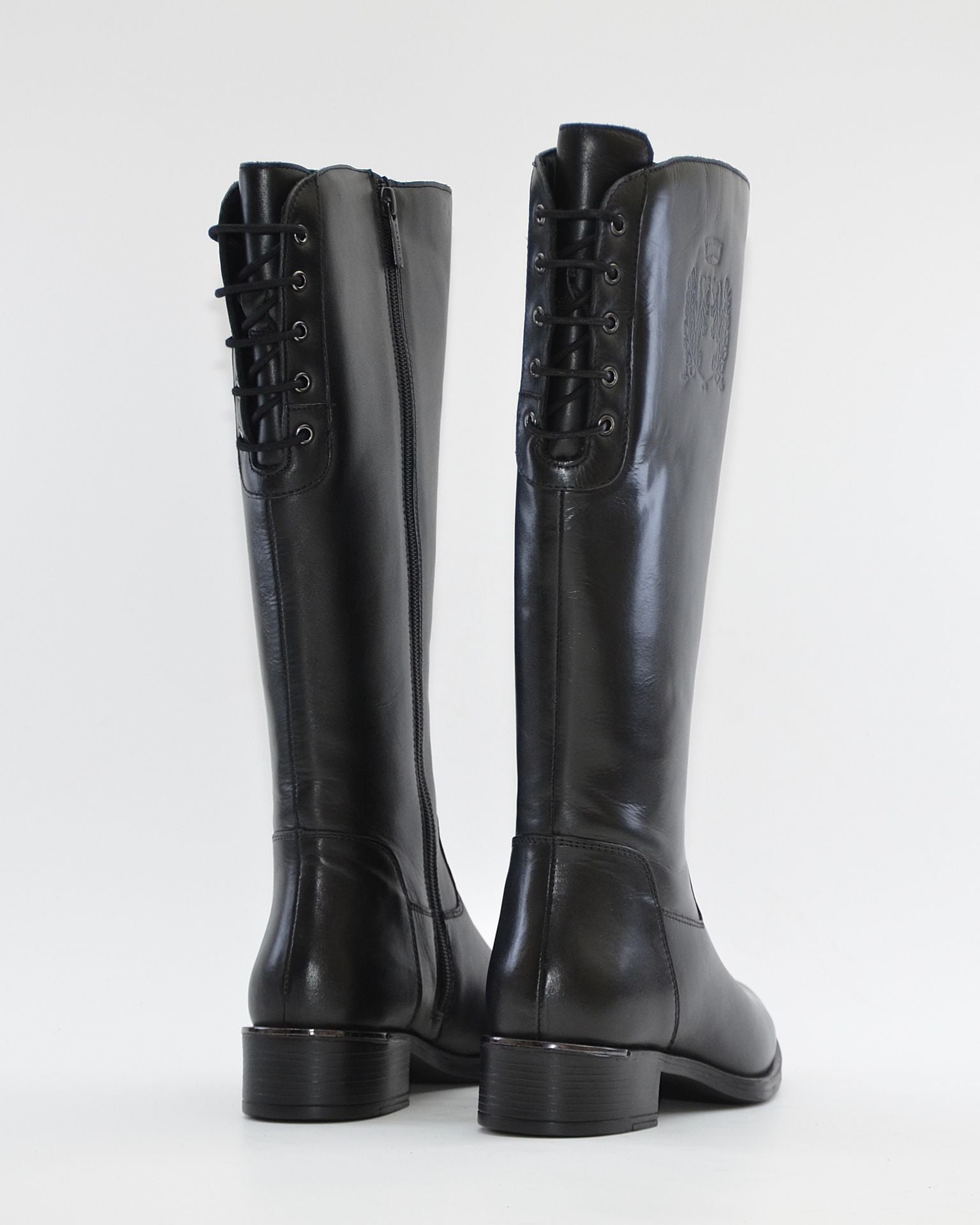 BOTA PLANA MUJER NEGRA CON APERTURA AJUSTABLE EN EL GEMELO CARMELA 164010