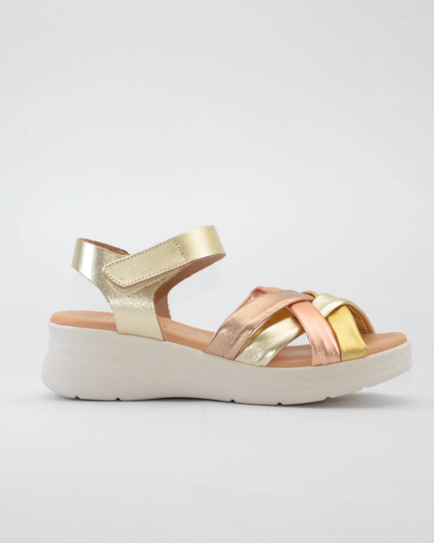 SANDALIA CUÑA METALIZADA TUBULAR PLANTA ACOLCHADA PITILLOS 11290 ORO