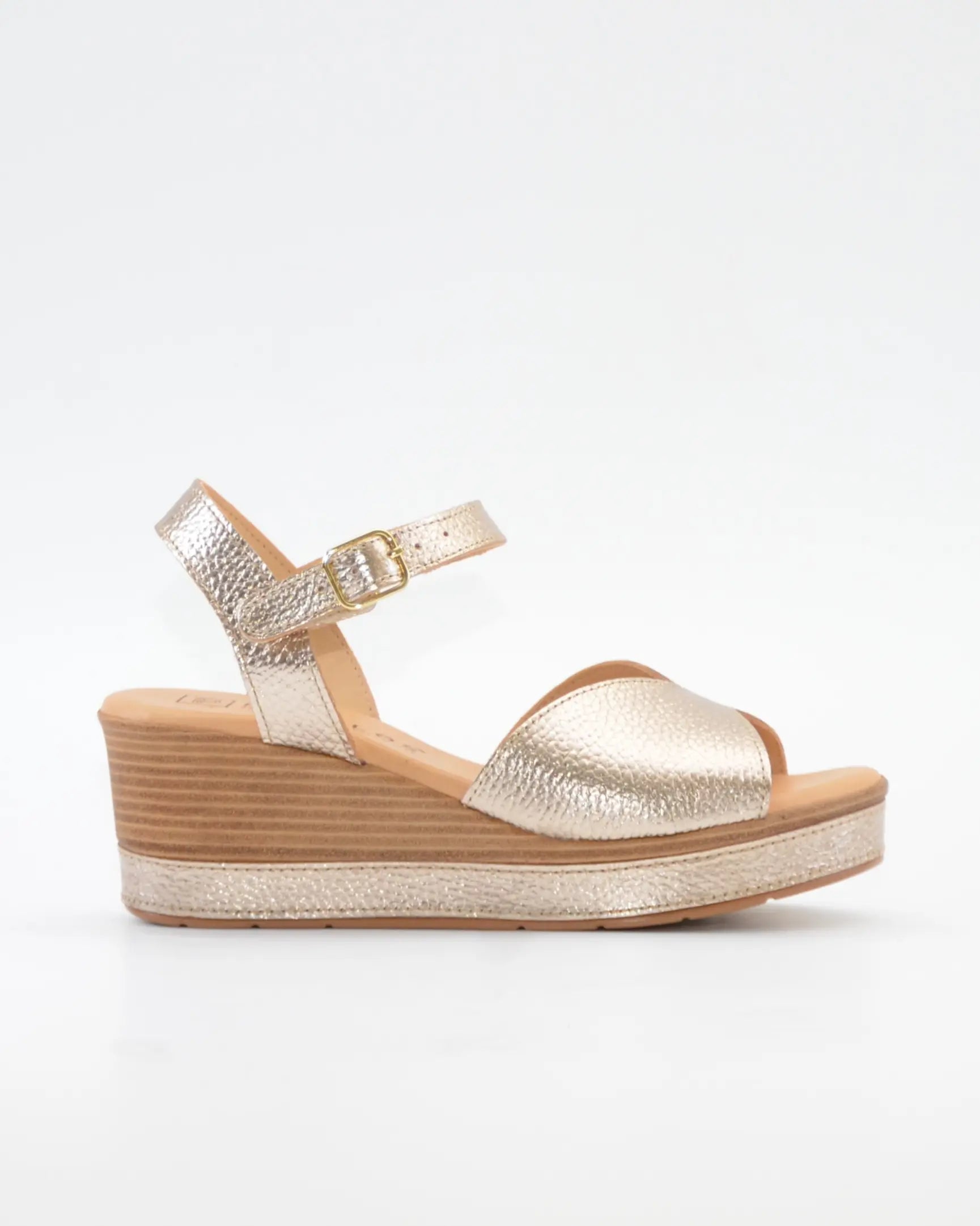 SANDALIA CUÑA DORADA PARA MUJER CON PLANTA ACOLCHADA PITILLOS 11280