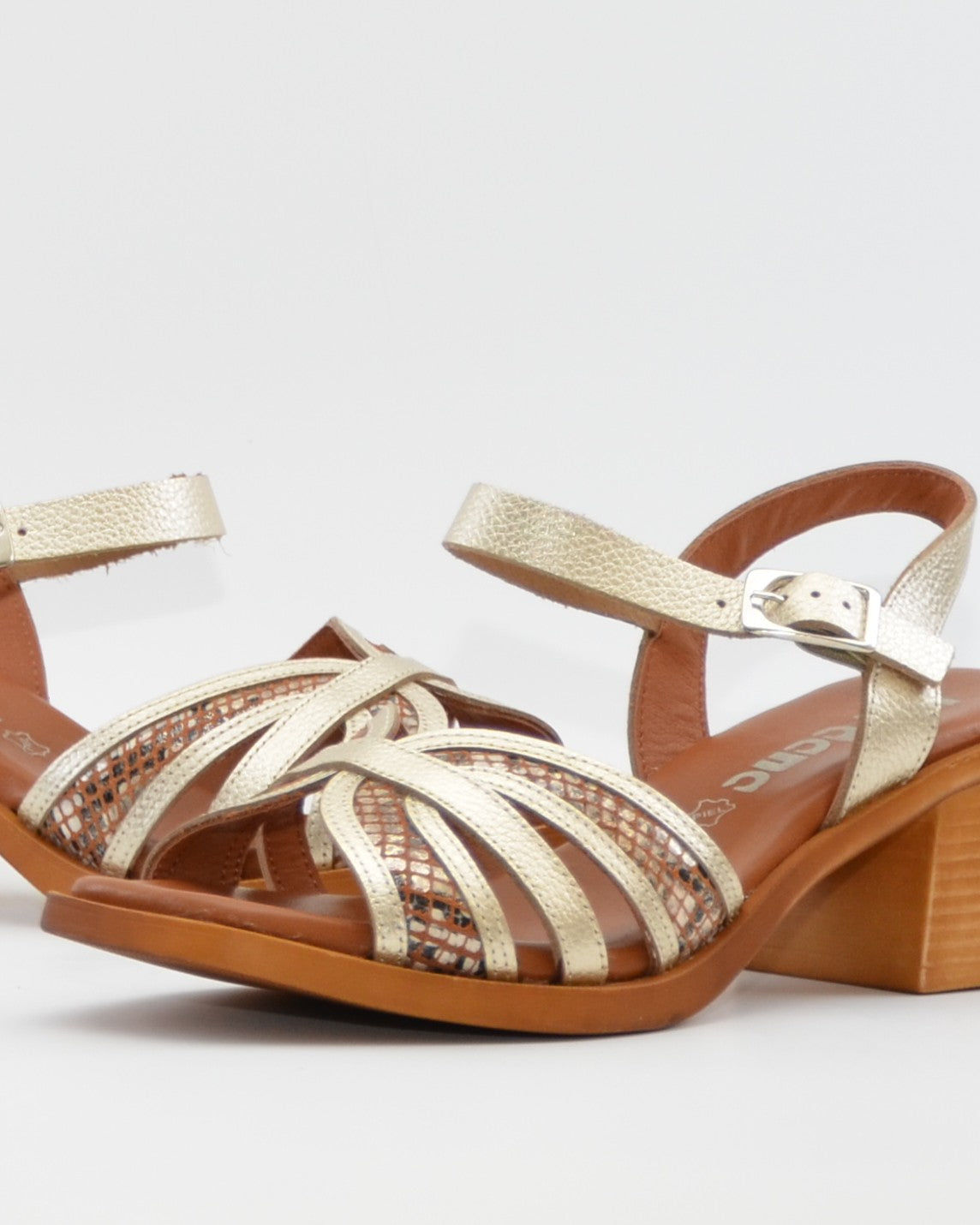 SANDALIA MUJER TACON MEDIO PLANTA DE GEL COMBI DORADO PITON JORDANA 4812