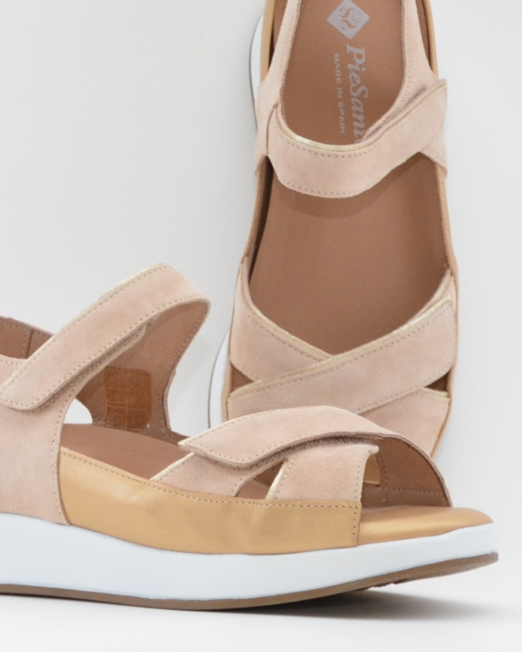 SANDALIA CRUZADA PLANTILLA EXTRAIBLE MUJER TRES VELCROS ANCHO ESPECIAL COLOR NUDE PIE SANTO 260381