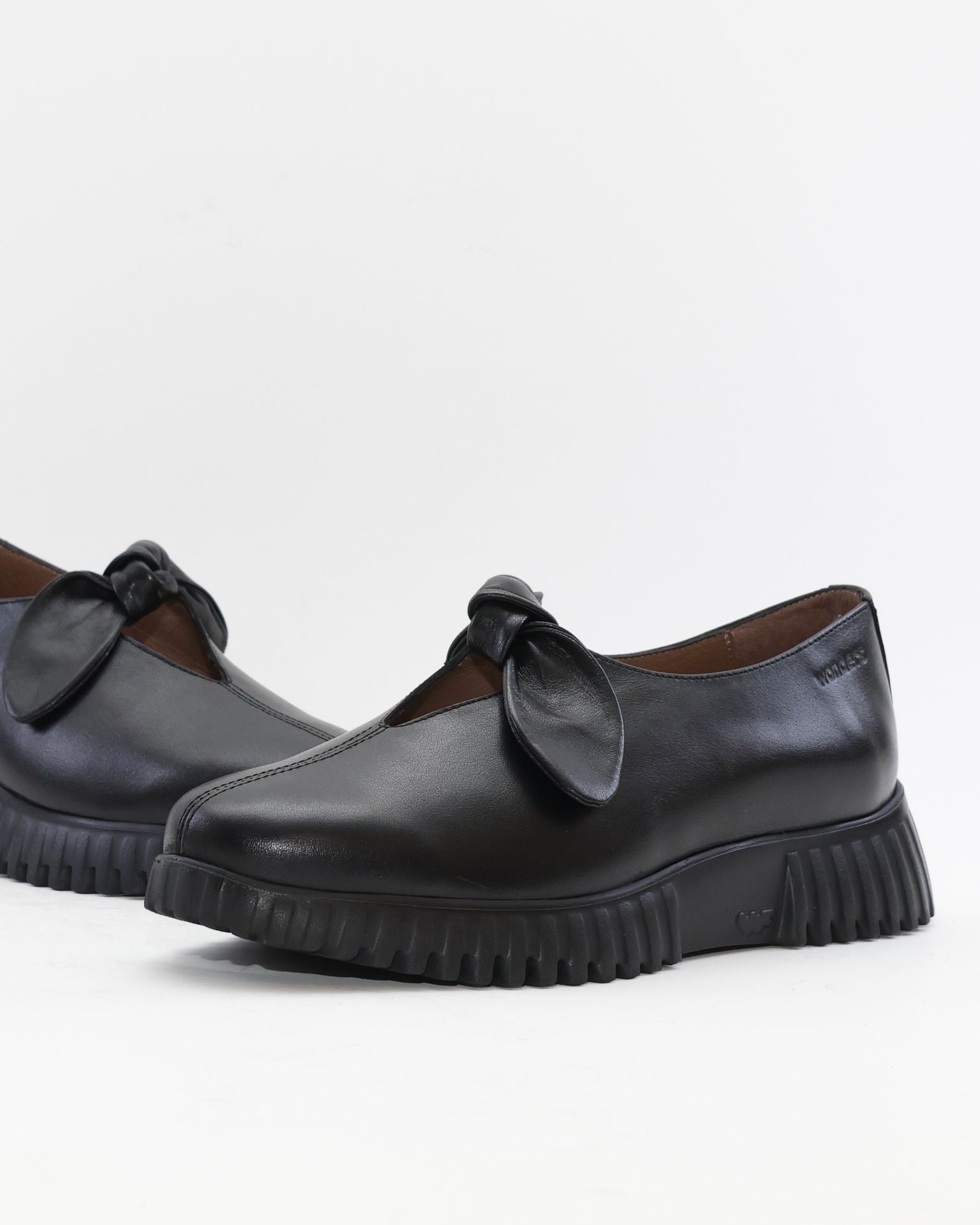 ZAPATO MUJER ESCOTADO ADORNO LAZO ANUDADO WONDERS A-4421 VELVET NEGRO