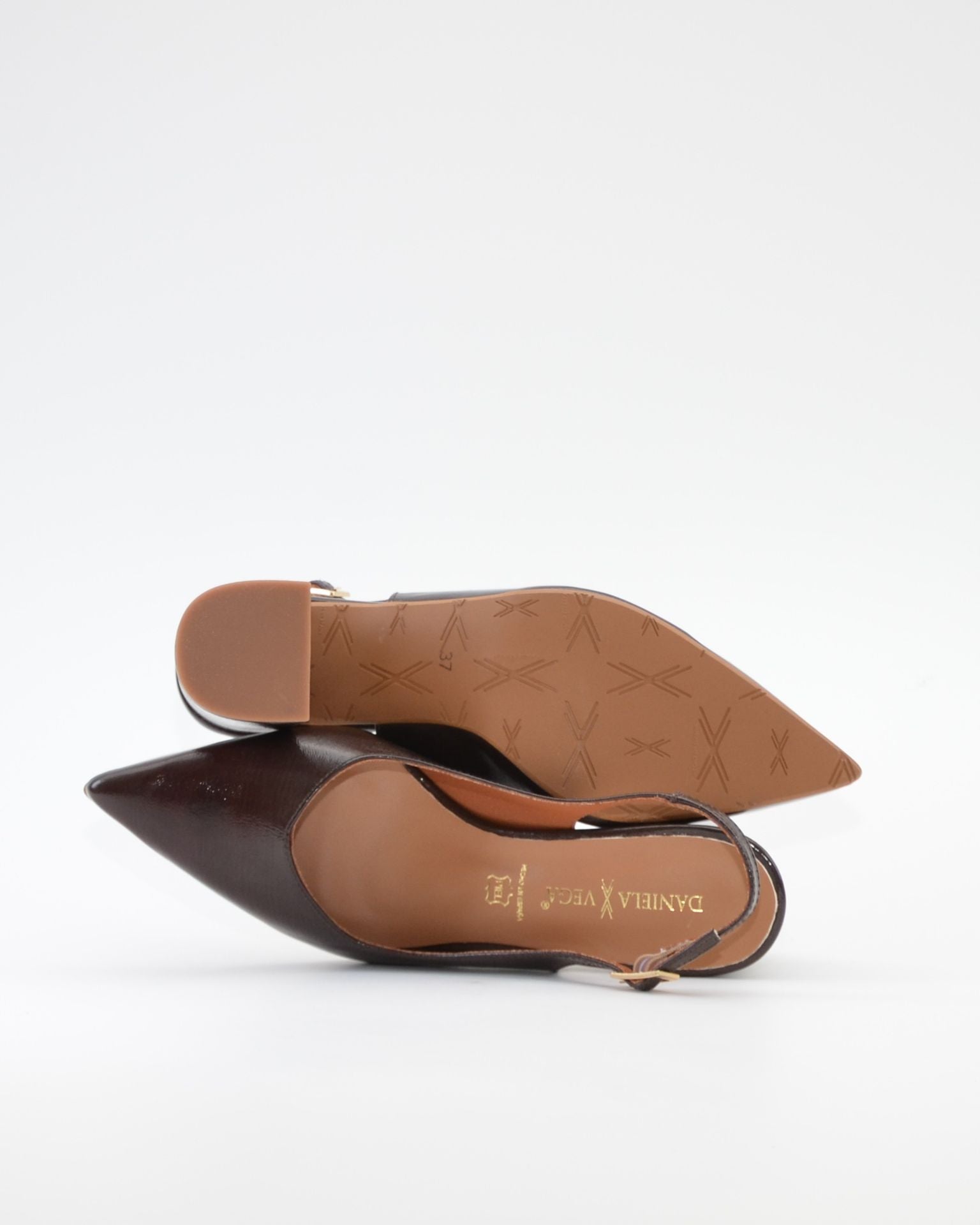ZAPATO SALON DESTALONADO TACON CUADRADO COLOR MARRON DANIELA V. 2315CD MORO
