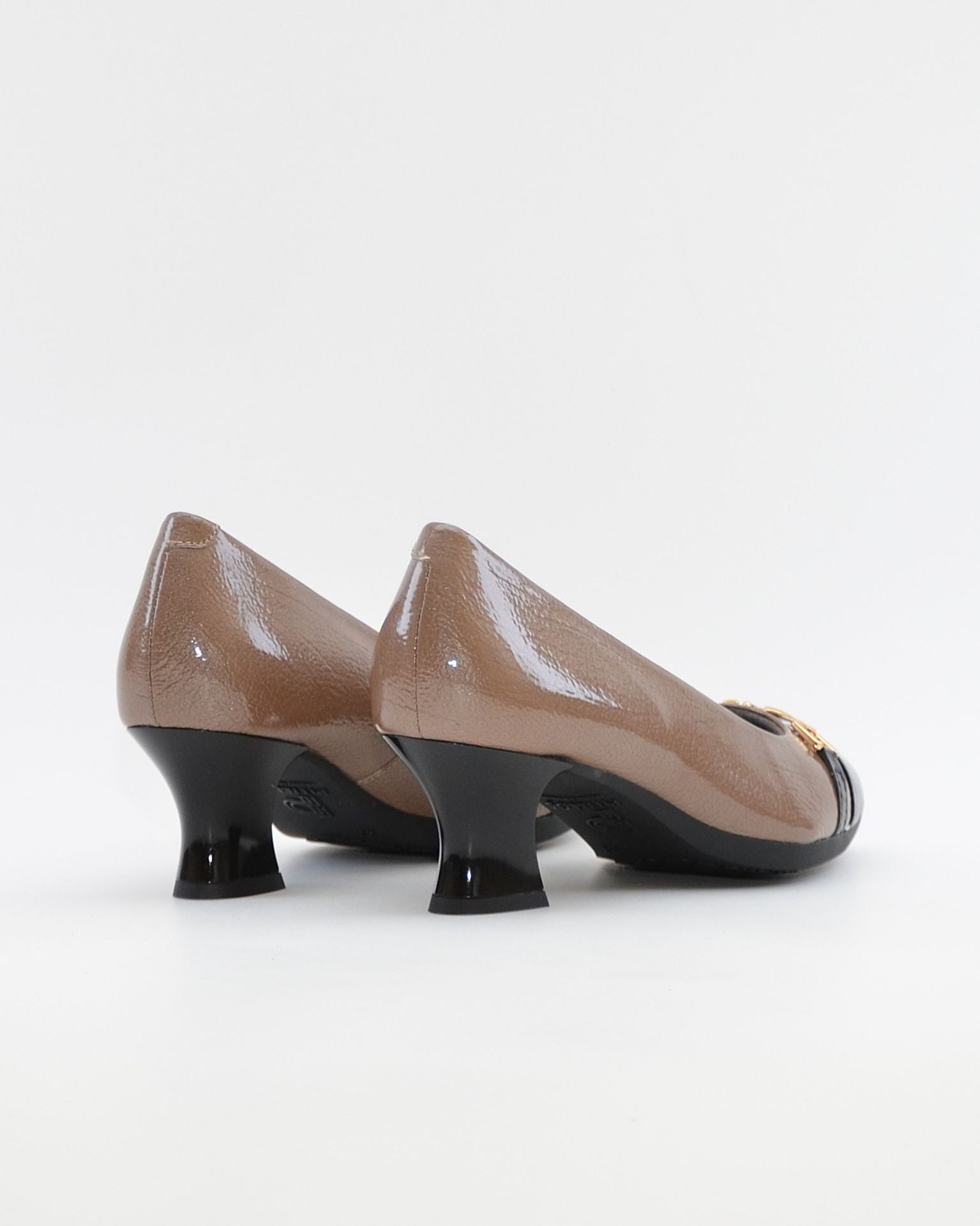 ZAPATO SALON PITILLOS COMBINADO TOPO NEGRO CON ADORNO DORADO 11682