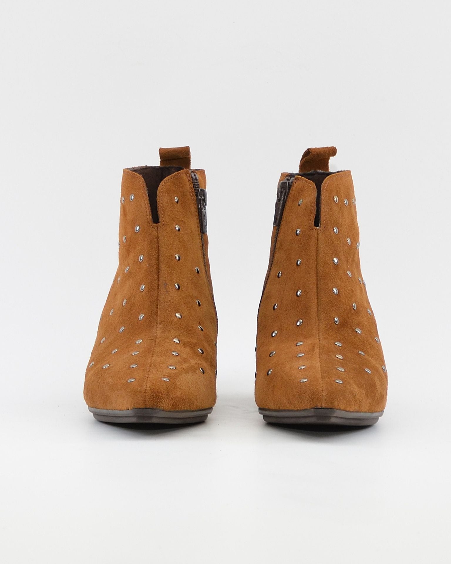 BOTIN MUJER TACON ANCHO SERRAJE CUERO CON TACHAS KAOLA 4064