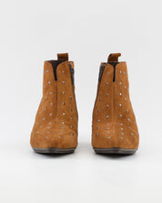 BOTIN MUJER TACON ANCHO SERRAJE CUERO CON TACHAS KAOLA 4064