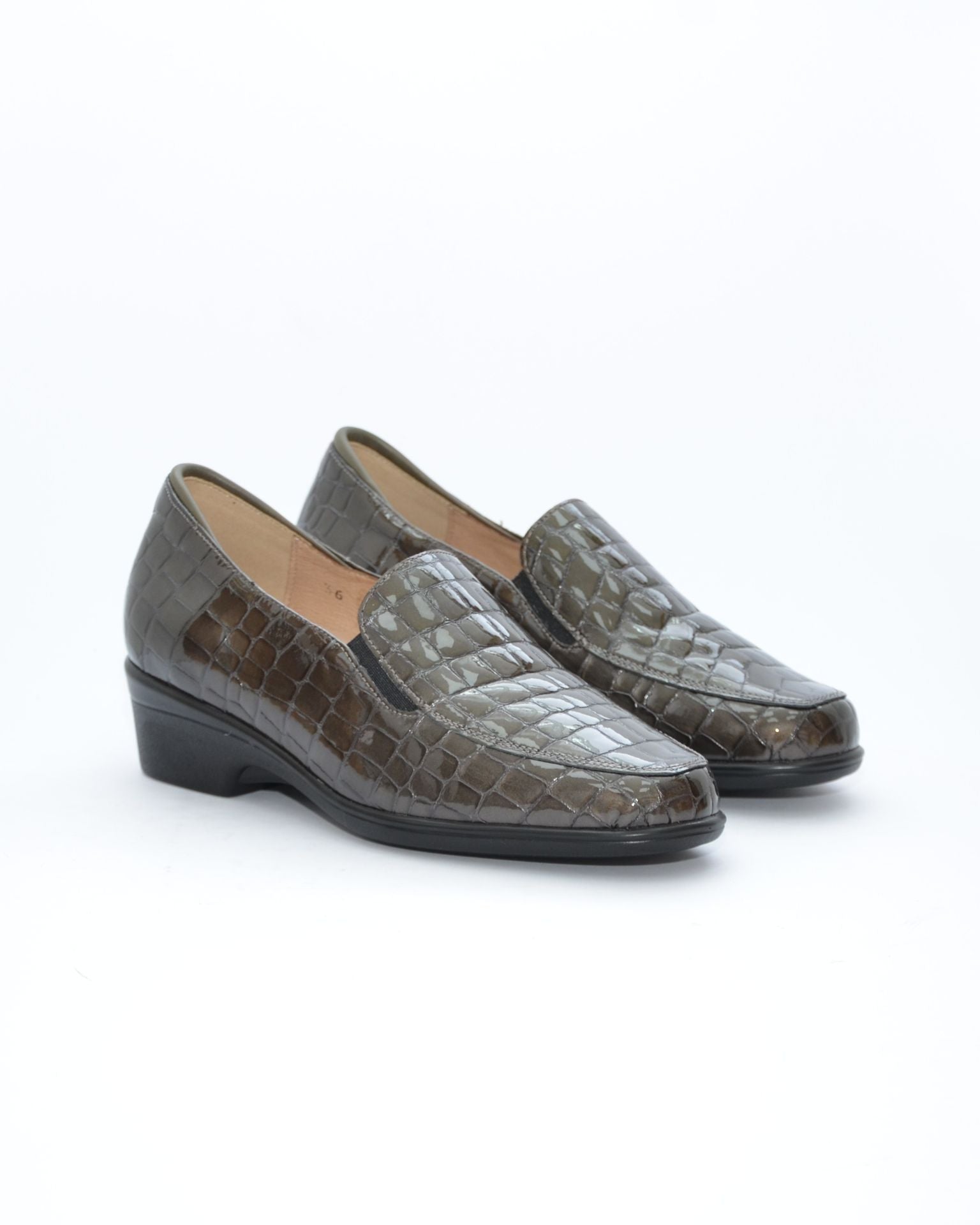ZAPATO ANCHO ESPECIAL CHAROL COCO GRIS PLANTILLA EXTRAIBLE 255610-04