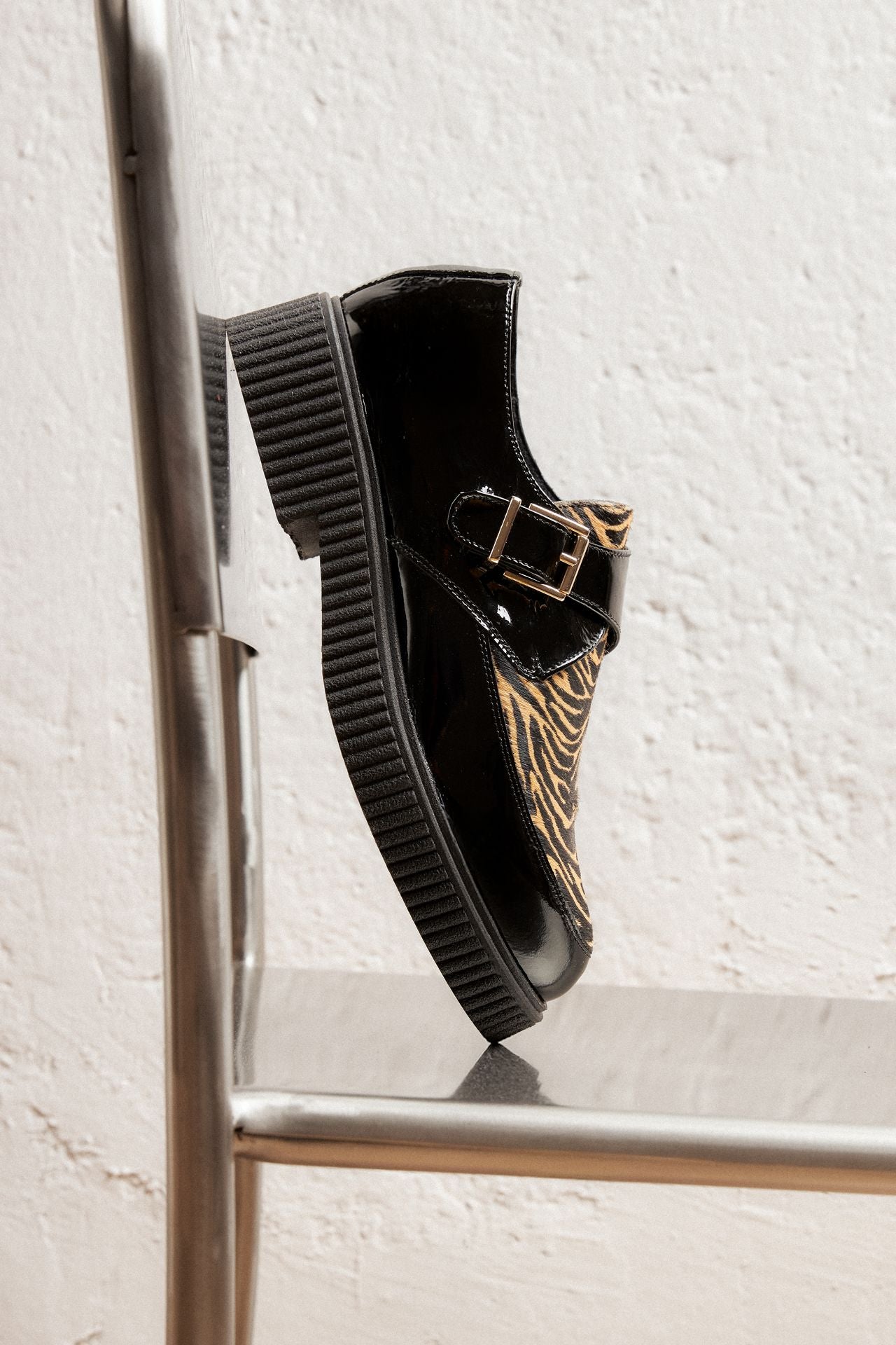 ZAPATO MUJER HEBILLA CHAROL NEGRO PRINT LACOMBA TIGRADA