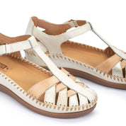 SANDALIA PLANA COLOR BLANCA CON TIRAS EN NUDE Y METALIZADAS Y CIERRE DE VELCRO PIKOLINOS W8K-0705C1 NATA