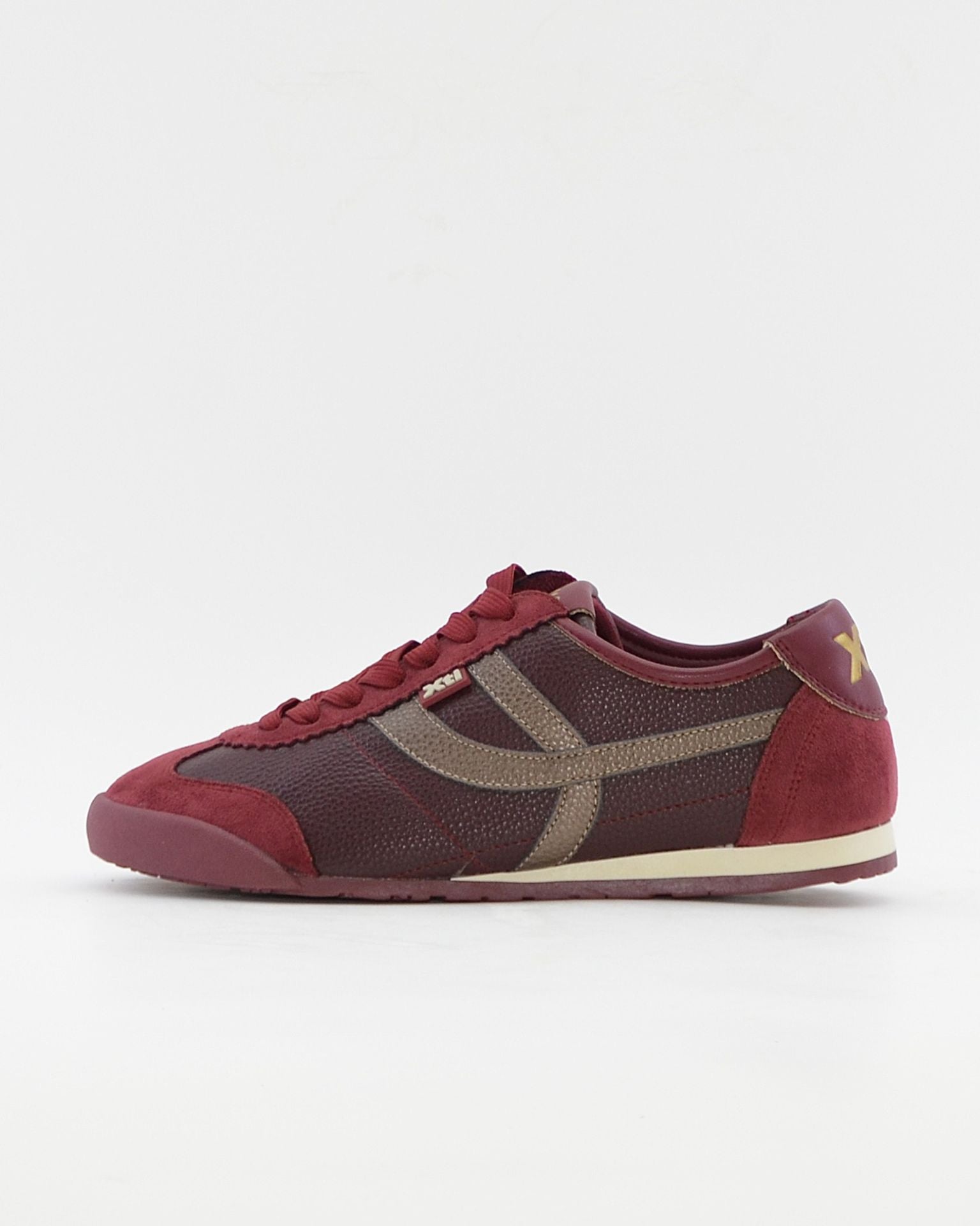 DEPORTIVO SNEAKER MUJER PLANA COLOR BURDEOS XTI 146157