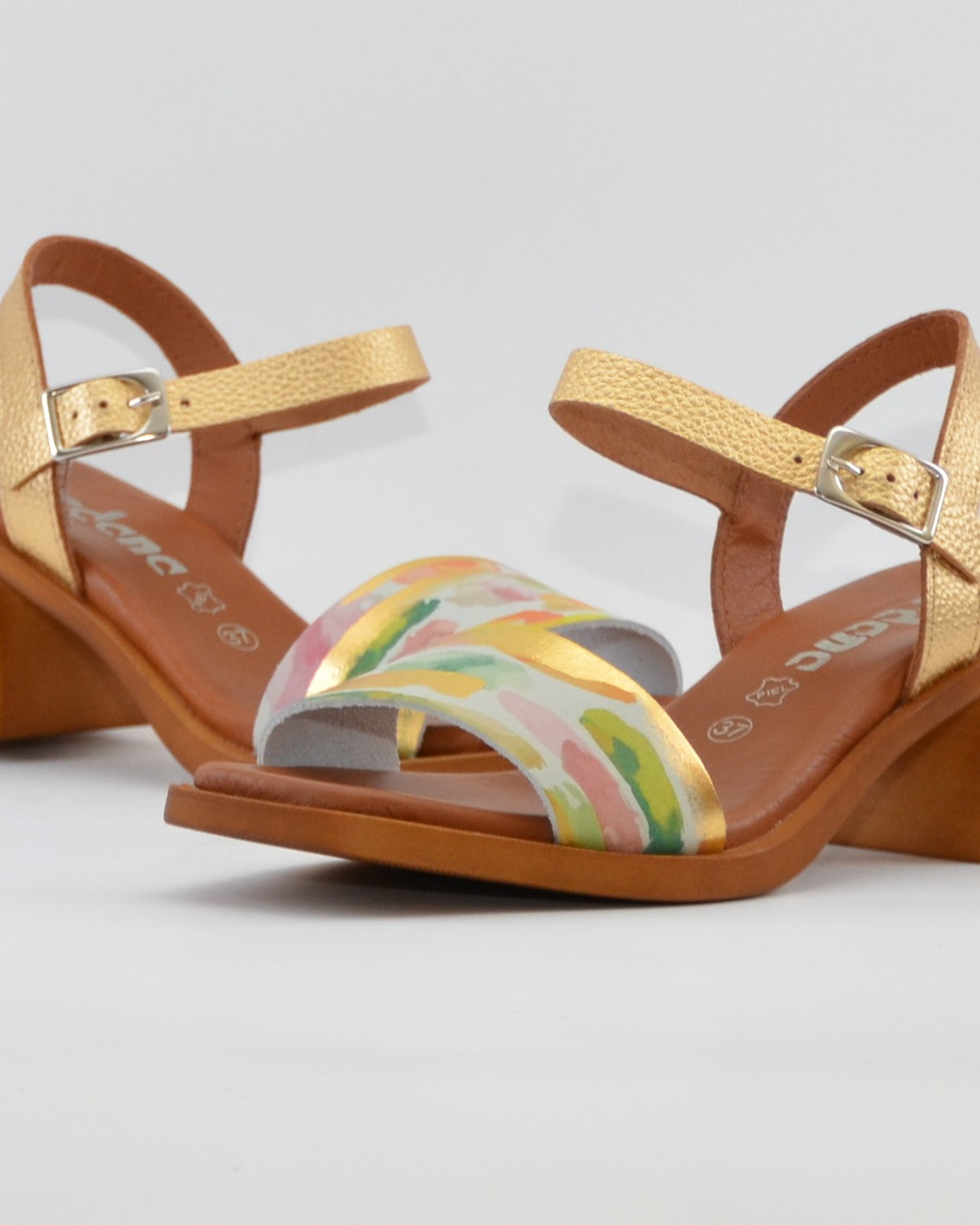 SANDALIA MUJER TACON MEDIO PLANTA DE GEL COLOR DORADO ACUARELA JORDANA 2290