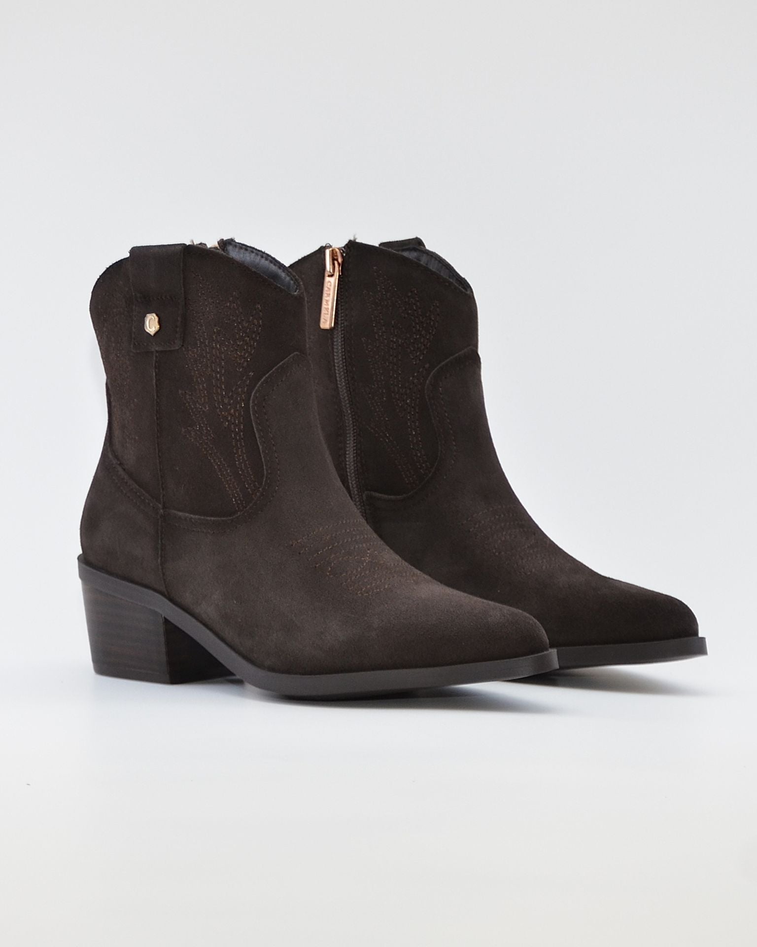 BOTIN MUJER COWBOY SERRAJE MARRÓN CHOCOLATE CON BORDADO CARMELA 164390