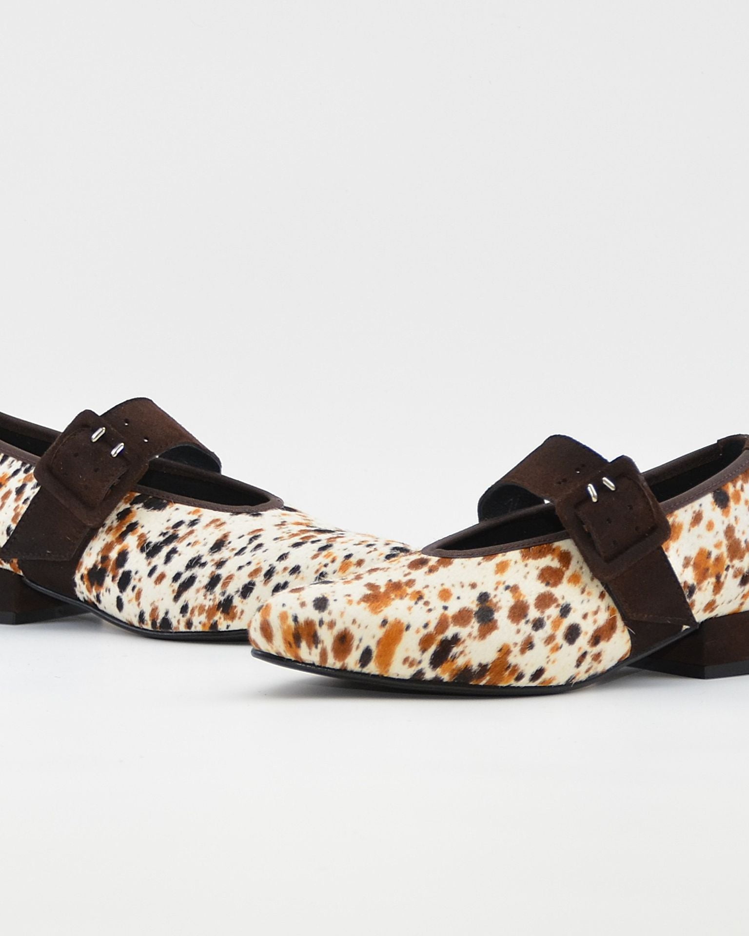 MERCEDITAS MUJER ANIMAL PRINT PONY ANTE MARRON CHOCOLATE CON CORREA Y HEBILLA LACOMBA PRALINE