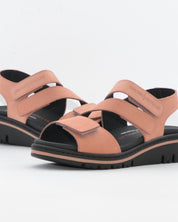 SANDALIA TRES VELCROS PLANTILLA EXTRAIBLE COLOR SALMON ANCHO ESPEIAL