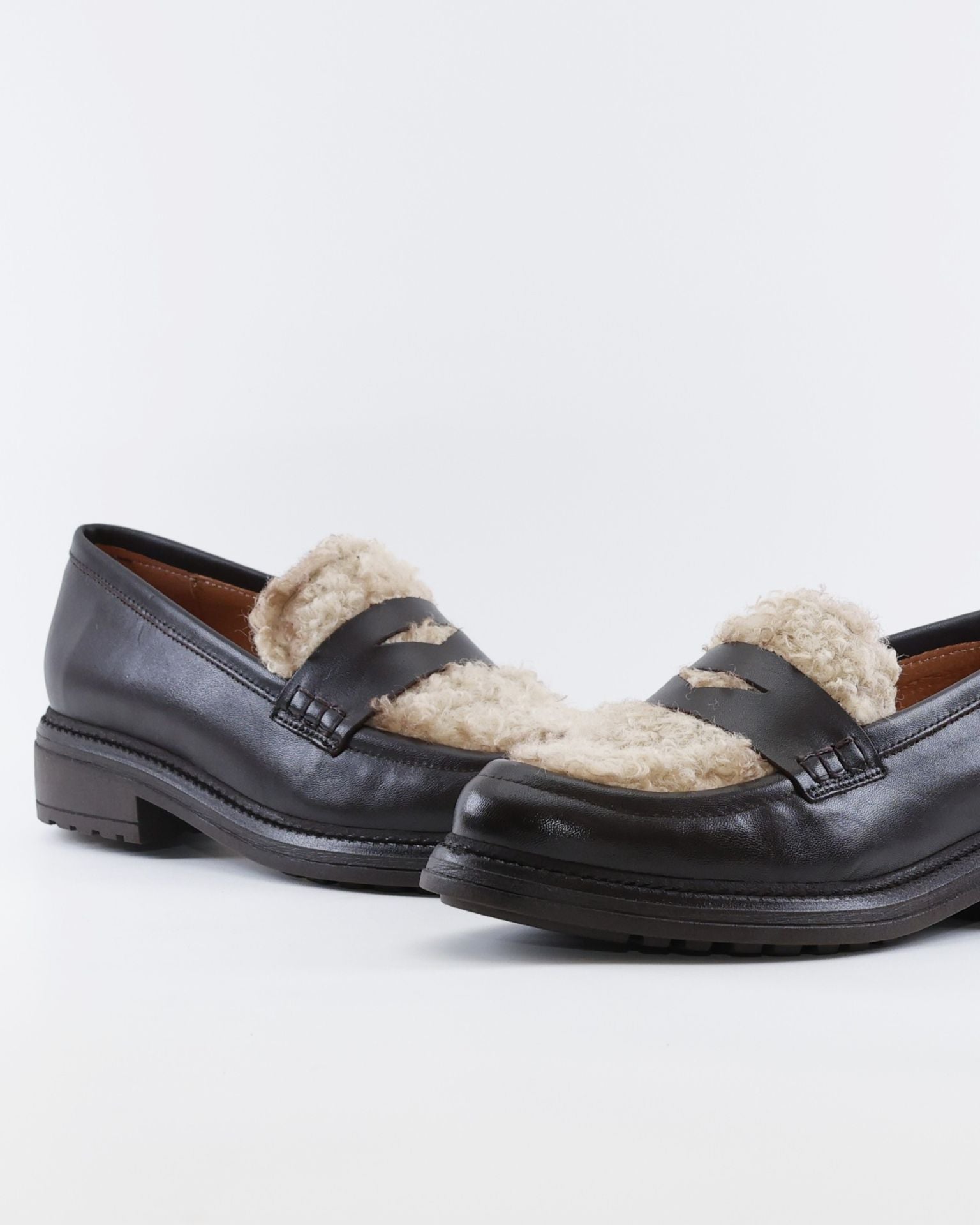 MOCASIN MUJER PIEL MARRON CON LANA LACOMBA LYCHEE