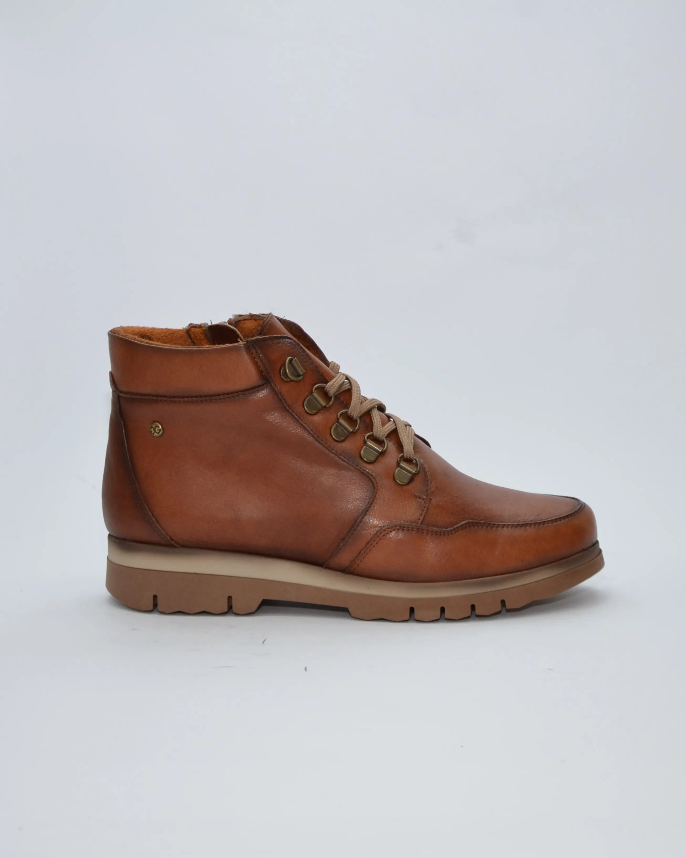 BOTINES DE MUJER EN COLOR CUERO PLANOS CON CORDONES