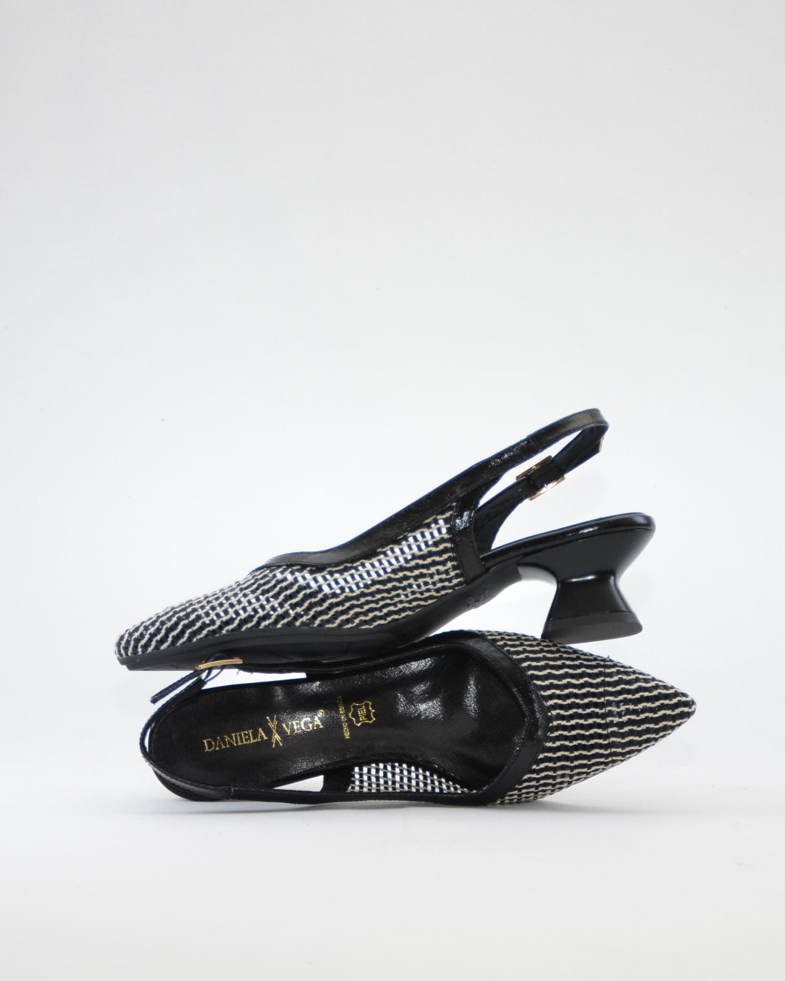 ZAPATO VESTIR MUJER DESTALONADO TACON BAJO DANIELA VEGA CON REJILLA NEGRO BLANCO