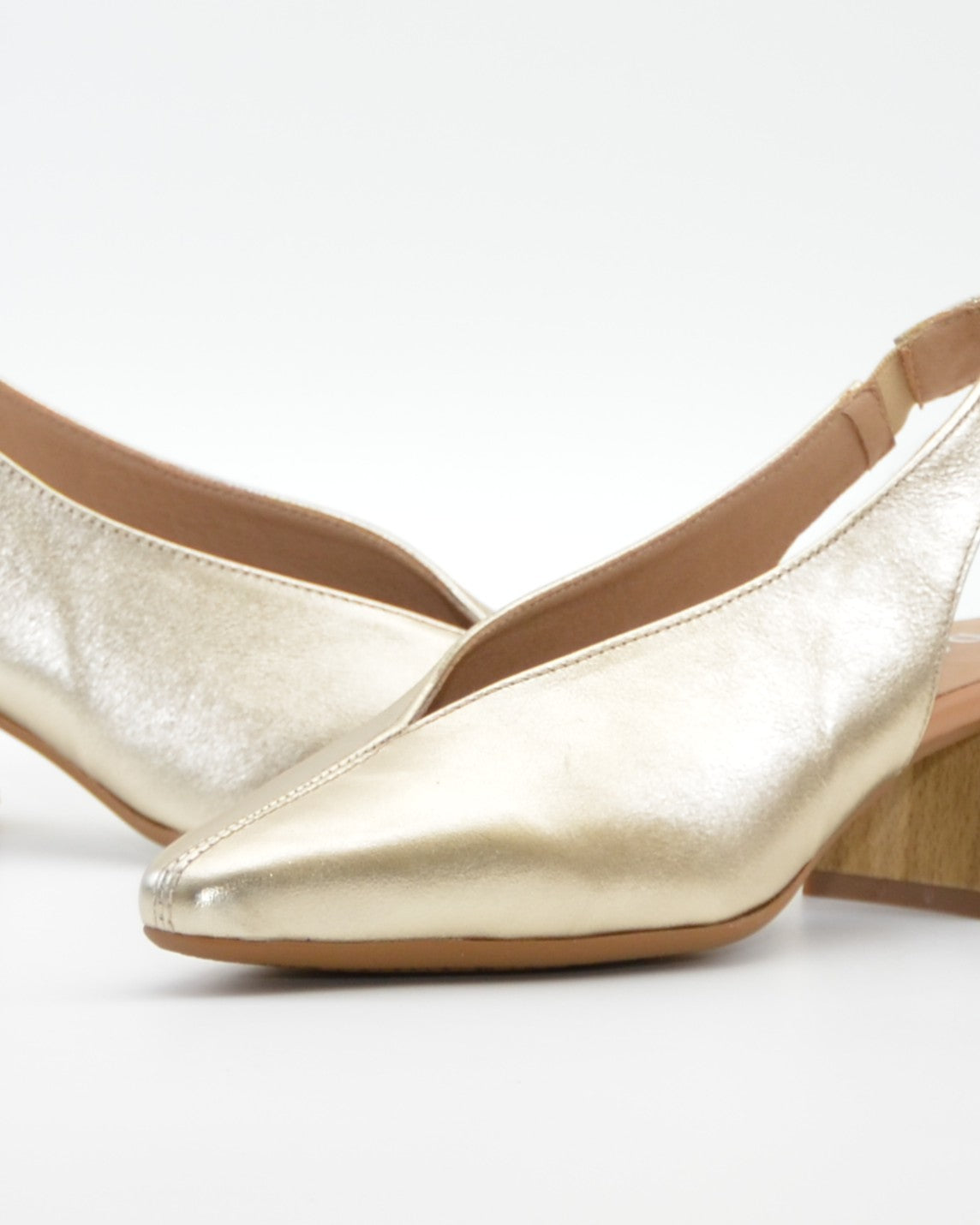 ZAPATO DESTALONADO CON TACON MEDIO ANCHO ESPECIAL COLOR DORADO