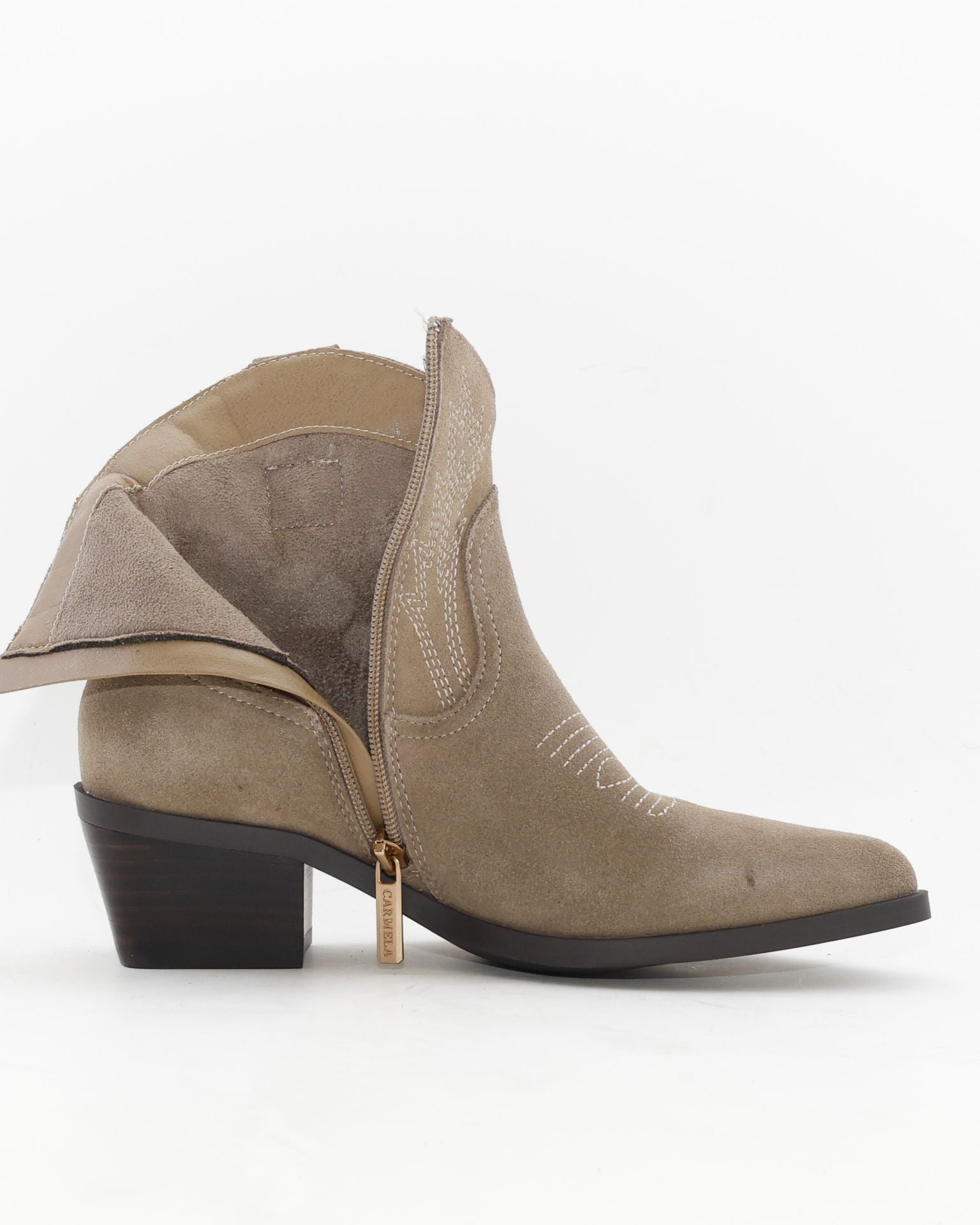 BOTIN MUJER COWBOY SERRAJE TAUPE CON BORDADO CARMELA 164390