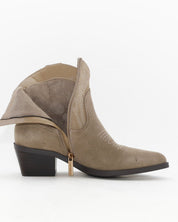BOTIN MUJER COWBOY SERRAJE TAUPE CON BORDADO CARMELA 164390