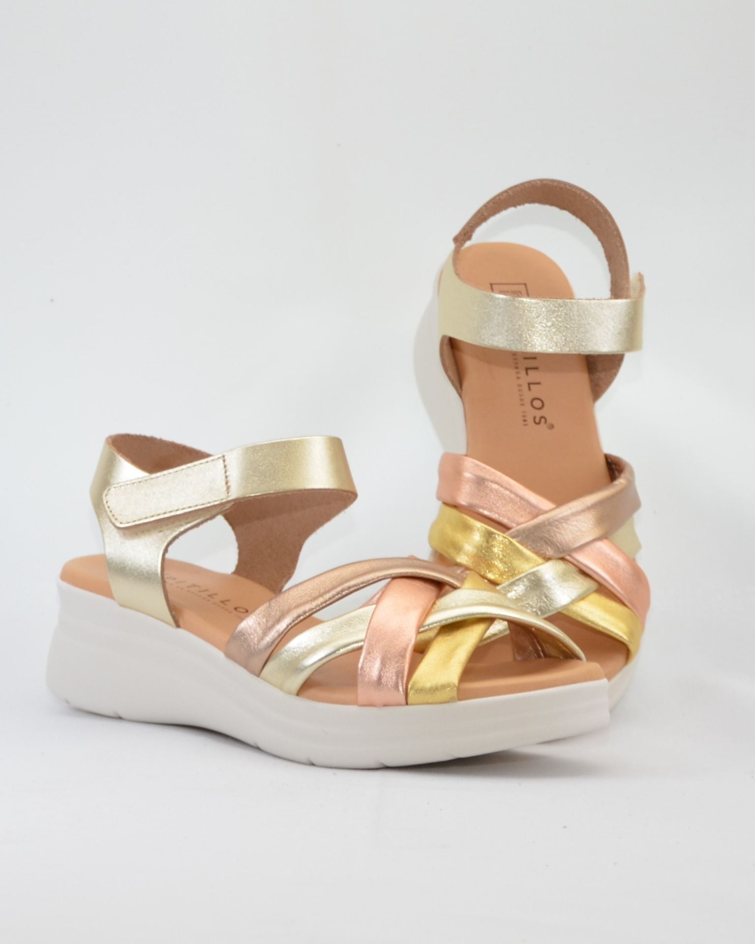 SANDALIA CUÑA METALIZADA TUBULAR PLANTA ACOLCHADA PITILLOS 11290 ORO