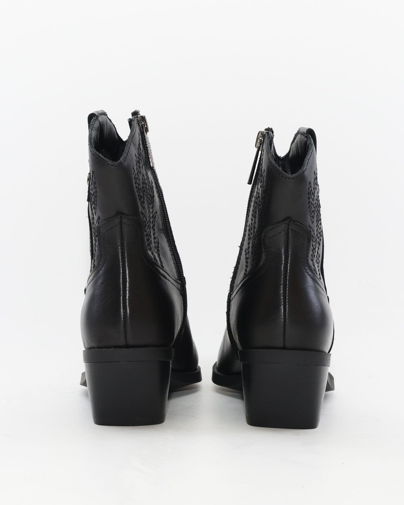 BOTIN MUJER COWBOY PIEL COLOR NEGRO CON BORDADO CARMELA 164391