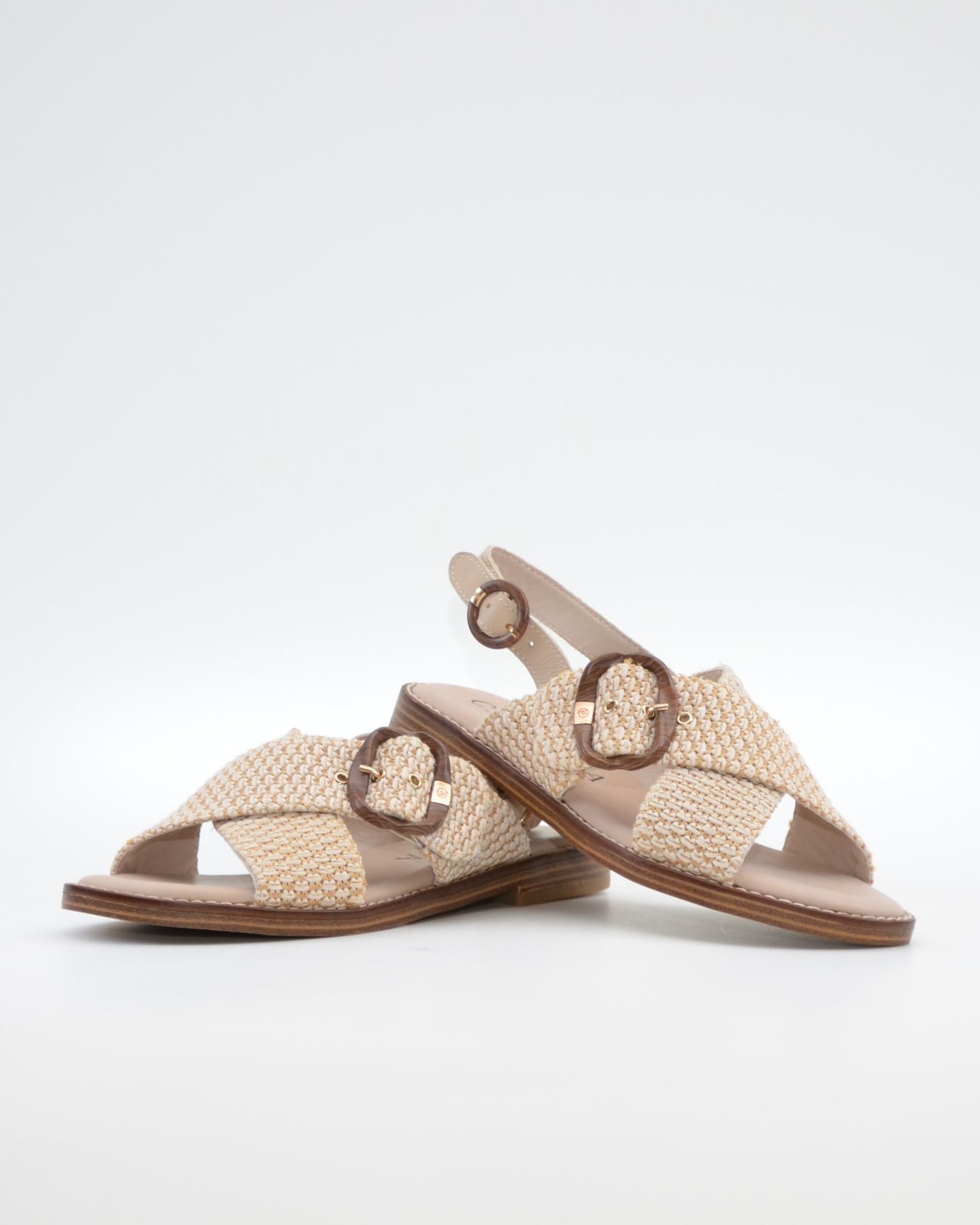 SANDALIA MUJER PLANA BEIGE CON DETALLES EN CUERDA TRENZADA CARMELA 163160