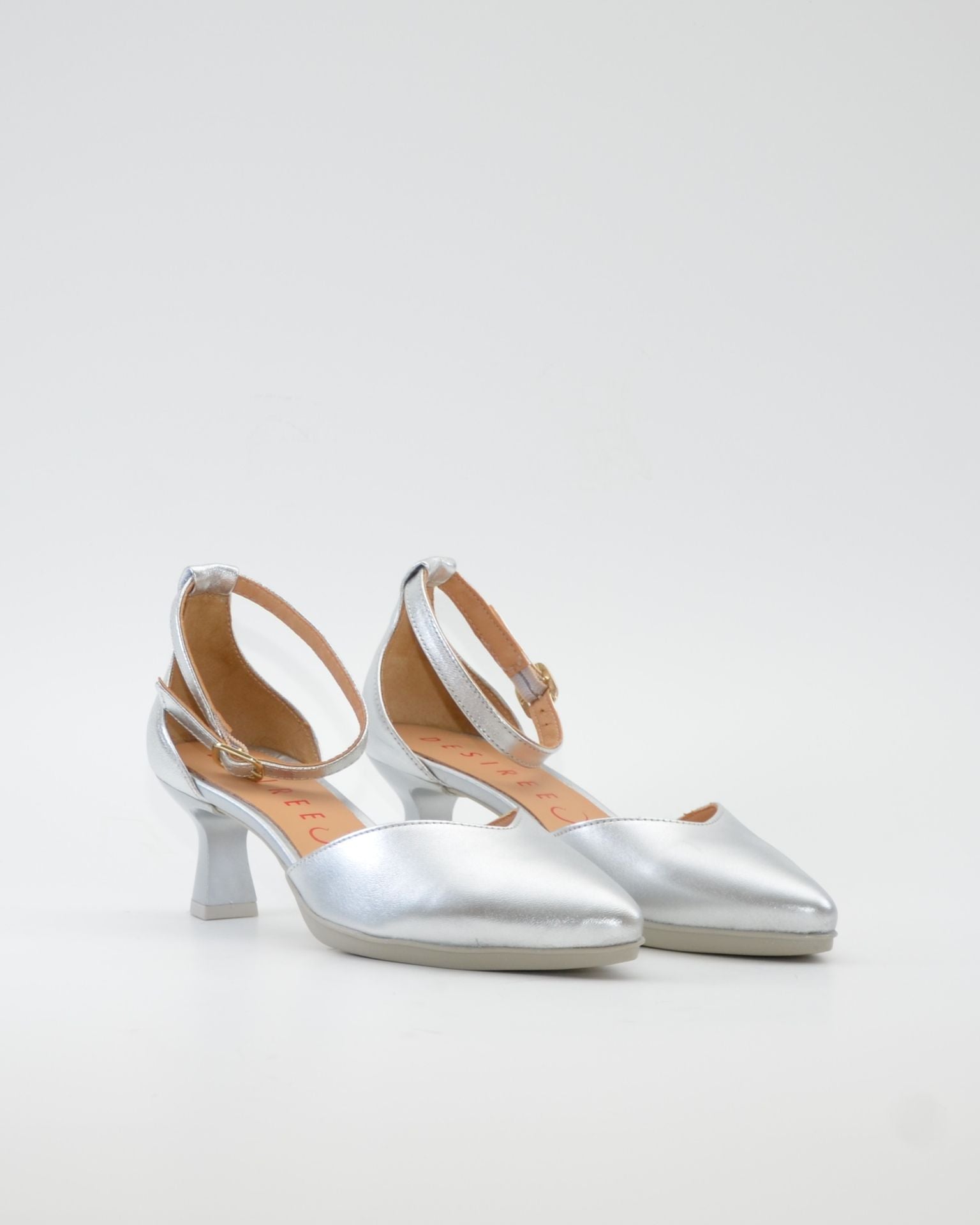 ZAPATO VESTIR MUJER PUNTERA Y TALON CERRADO CON PULSERA COLOR PLATA DESIREE MACA 3