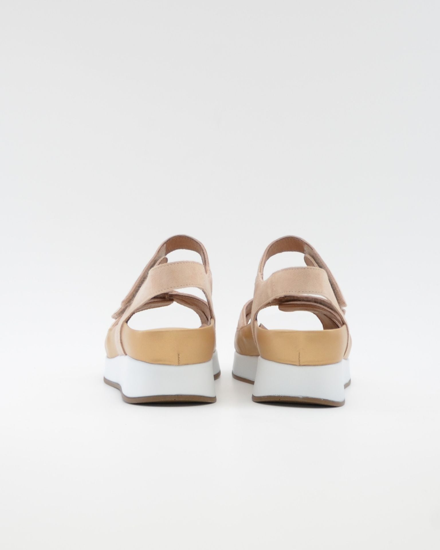 SANDALIA CRUZADA PLANTILLA EXTRAIBLE MUJER TRES VELCROS ANCHO ESPECIAL COLOR NUDE PIE SANTO 260381
