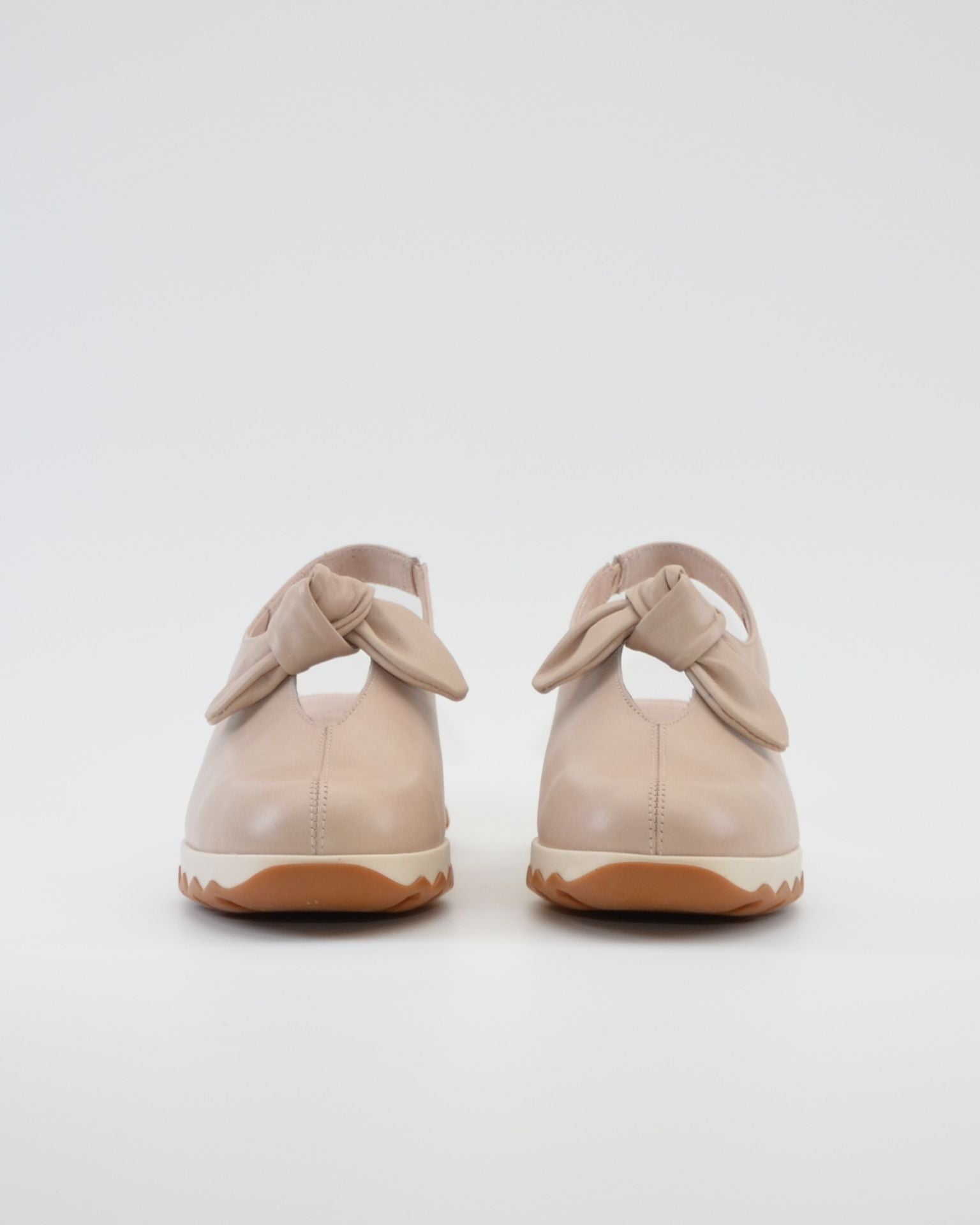 ZAPATOS DESTALONADOS COLOR BEIG ADORNO LAZO WONDERS C-7602