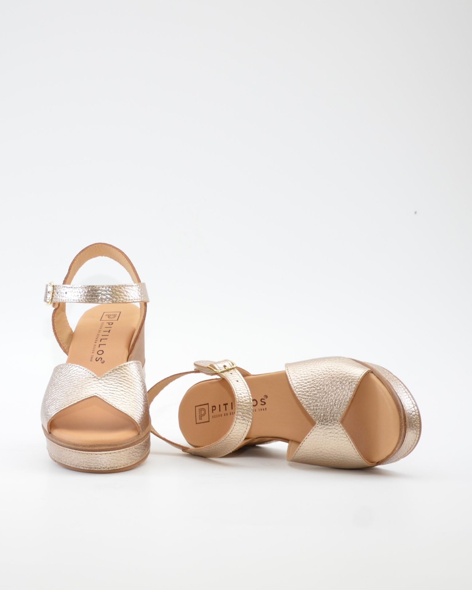 SANDALIA CUÑA DORADA PARA MUJER CON PLANTA ACOLCHADA PITILLOS 11280