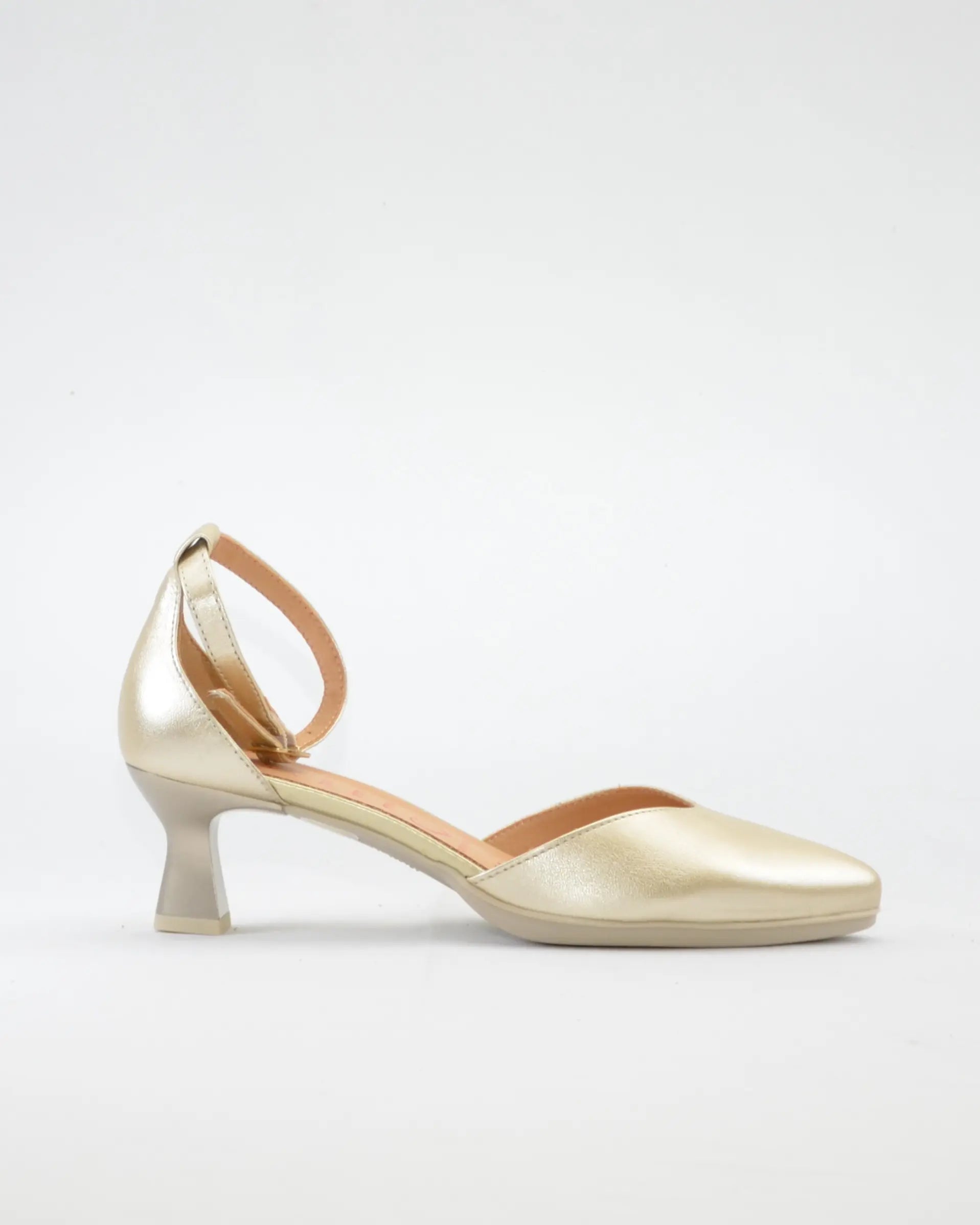 ZAPATO VESTIR MUJER PUNTERA Y TALON CERRADO CON PULSERA COLOR PLATINO DESIREE MACA 3