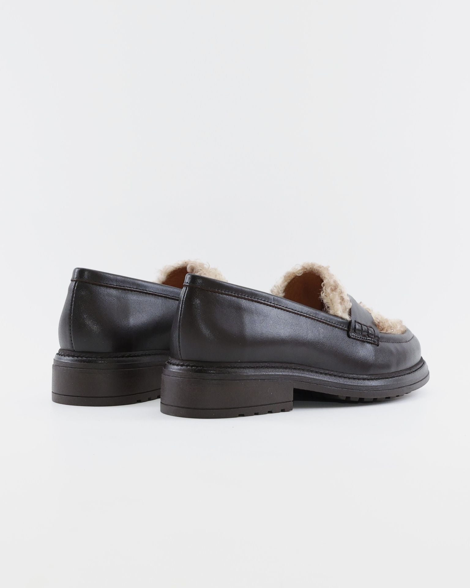 MOCASIN MUJER PIEL MARRON CON LANA LACOMBA LYCHEE