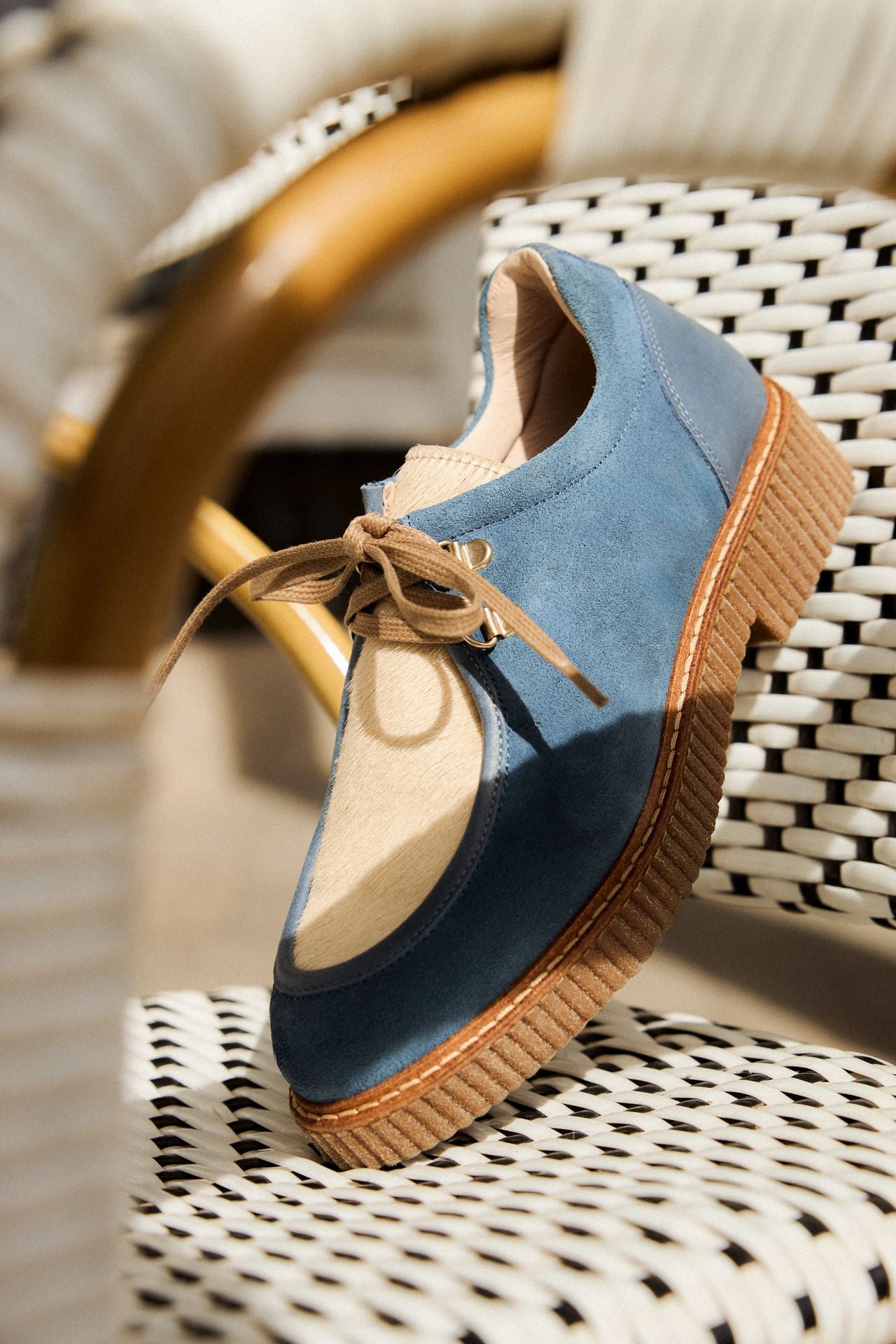 ZAPATO WALLABY SERRAJE AZUL POTRO BEIG LACOMBA IRIS