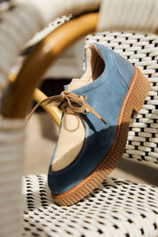 ZAPATO WALLABY SERRAJE AZUL POTRO BEIG LACOMBA IRIS