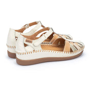 SANDALIA PLANA COLOR BLANCA CON TIRAS EN NUDE Y METALIZADAS Y CIERRE DE VELCRO PIKOLINOS W8K-0705C1 NATA